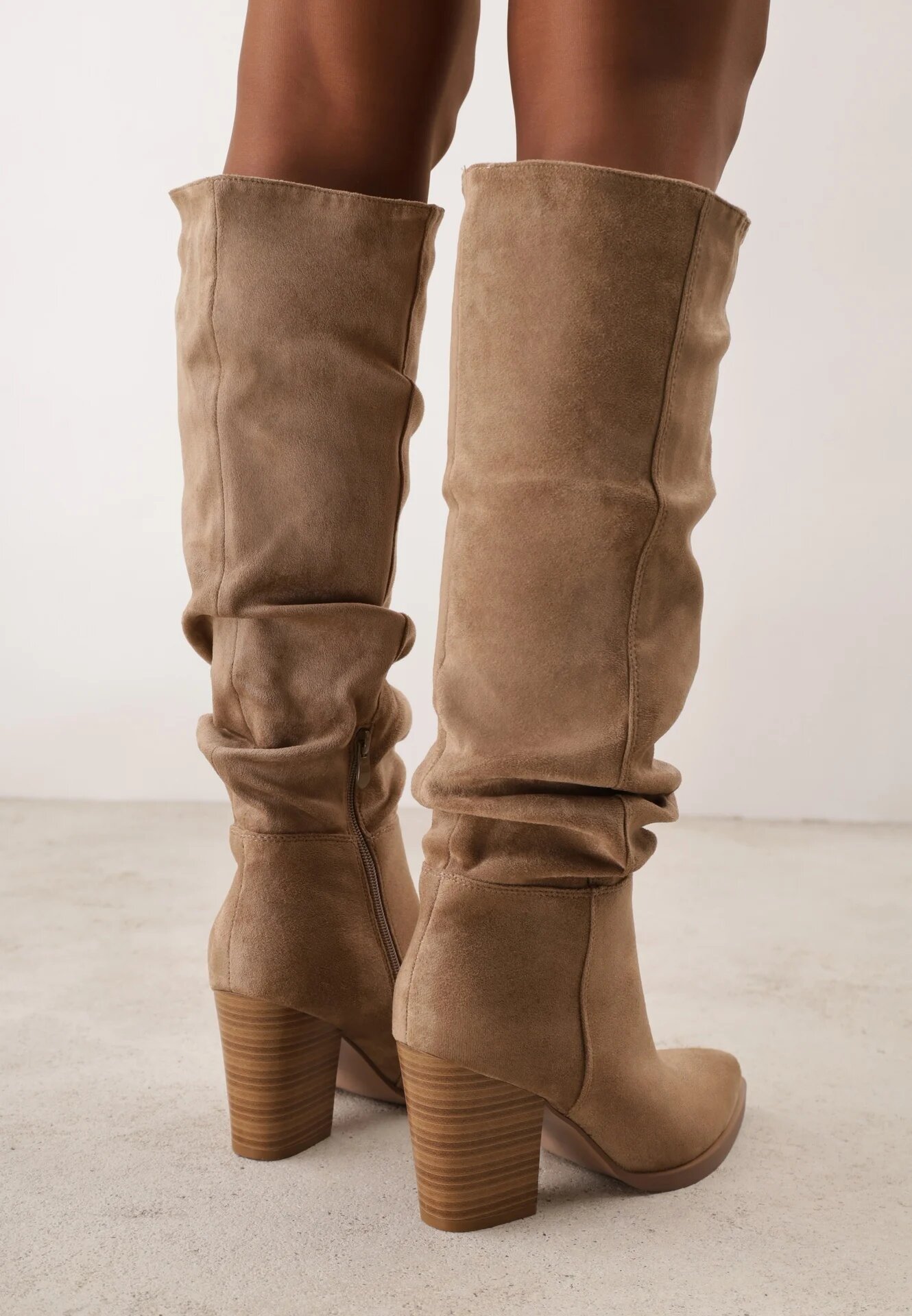 inia Cizme din eco-suede cu toc gros și carâmb decorativ încrețit Reaelora Bej