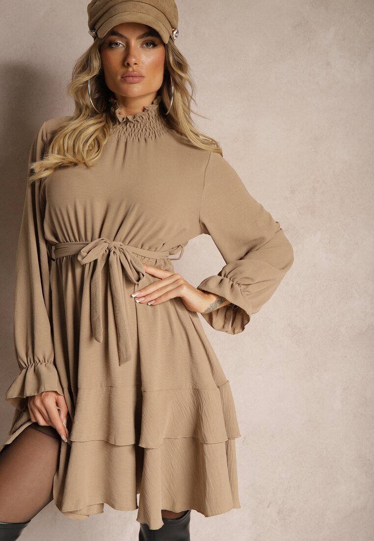 j studio Rochie bej închisă cu volane și guler înalt cu elastic în talie și cordon suplimentar de legat Savire