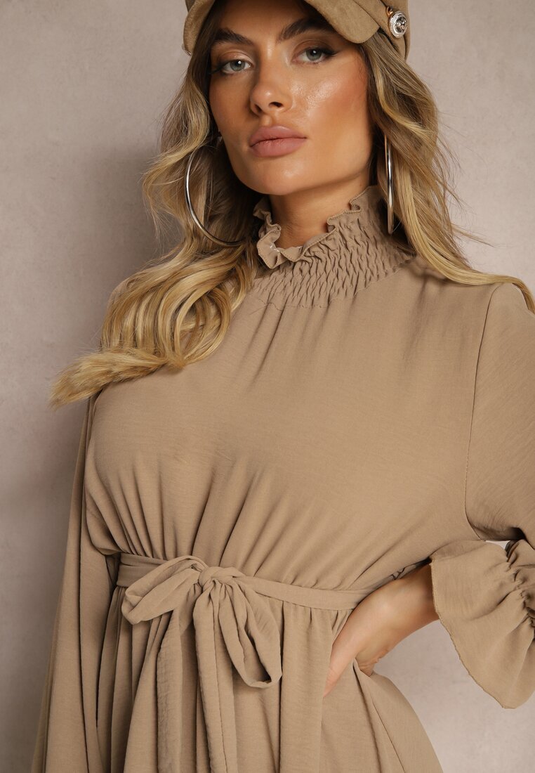 j studio Rochie bej închisă cu volane și guler înalt cu elastic în talie și cordon suplimentar de legat Savire