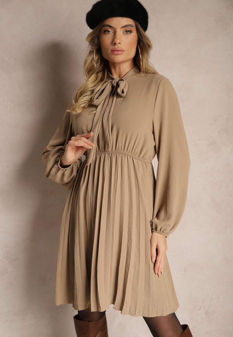 j studio Rochie plisată bej închis cu o croială elegantă cu șnur la decolteu și elastic în talie Belorinda