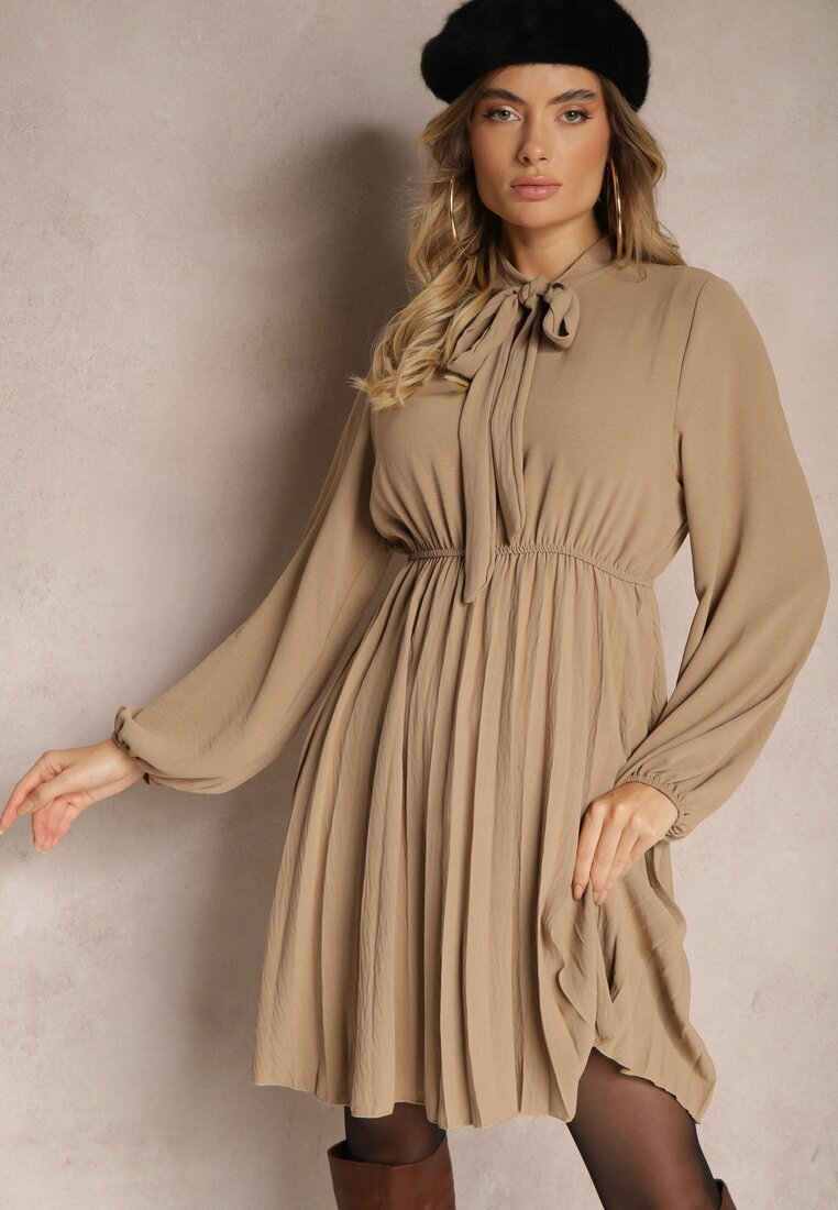 j studio Rochie plisată bej închis cu o croială elegantă cu șnur la decolteu și elastic în talie Belorinda