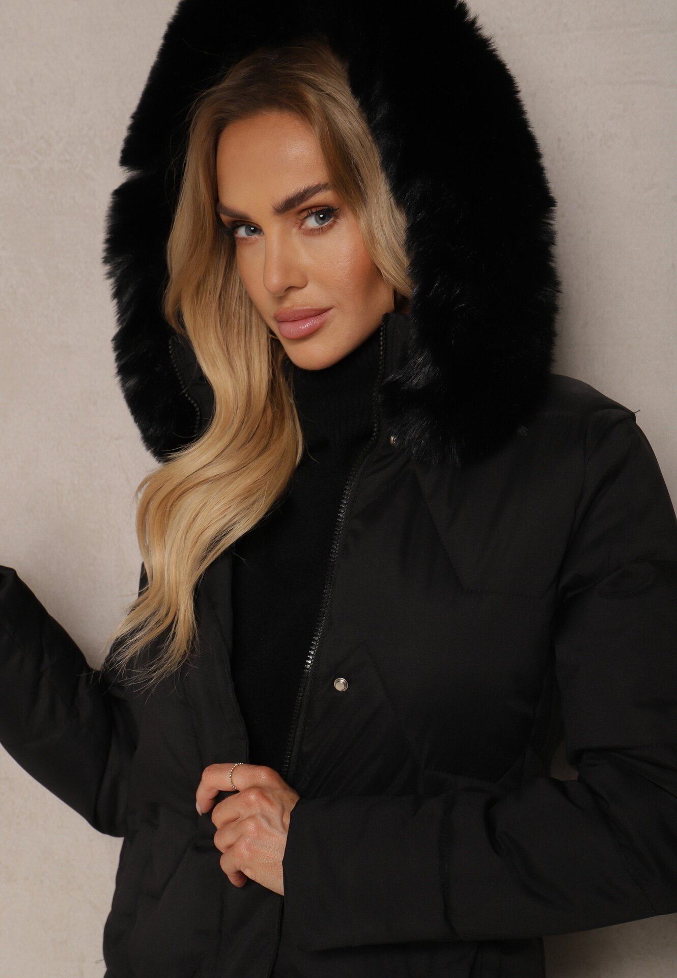 j.style Geacă Neagră Lungă cu Cusături Matlasate Decorative cu Glugă și Blană Verticea