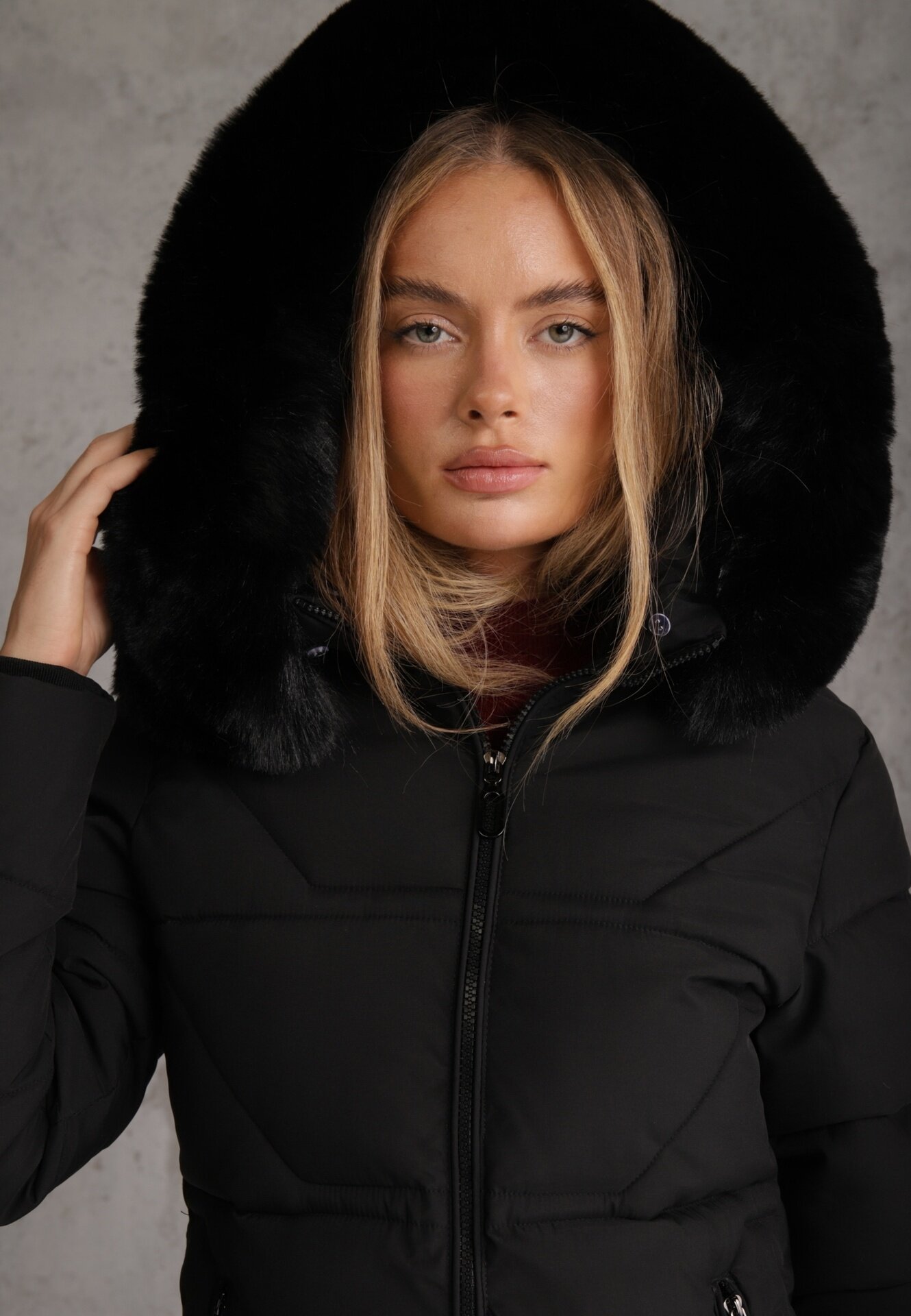 j.style Geacă Neagră Matlasată cu Glugă și Blană Decorativă Zepiola