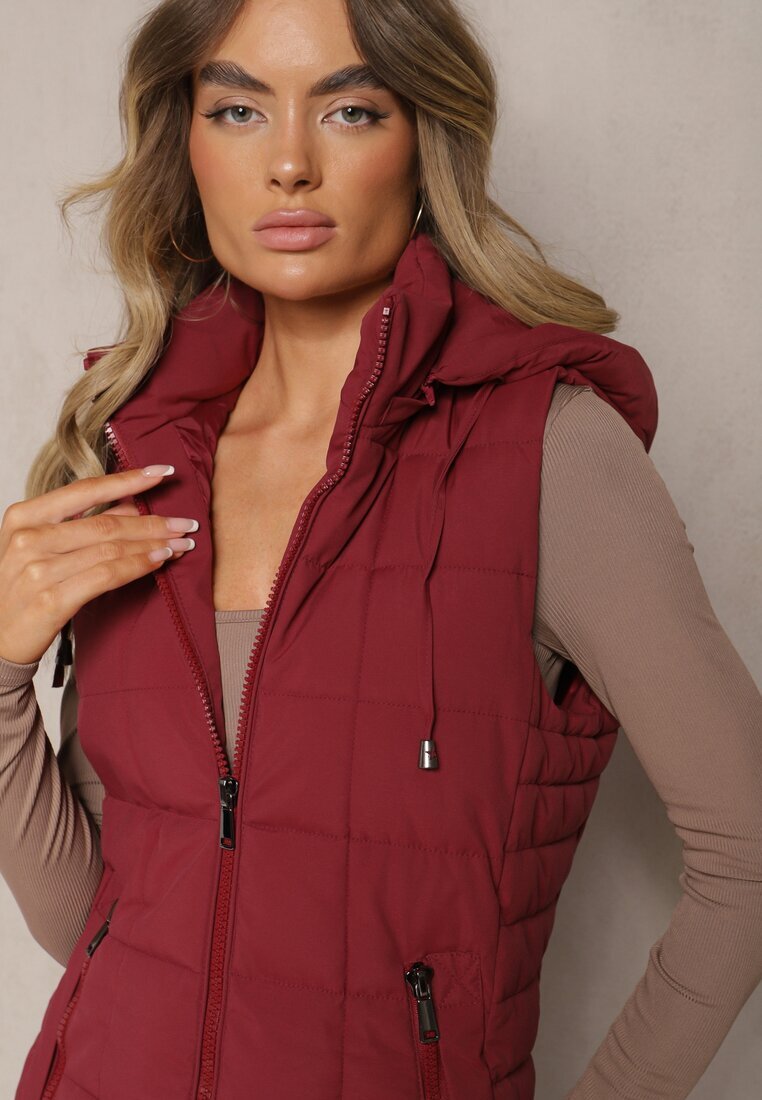 j.style Vestă Bordo decorată cu matlasare și cu glugă detașabilă Atoria