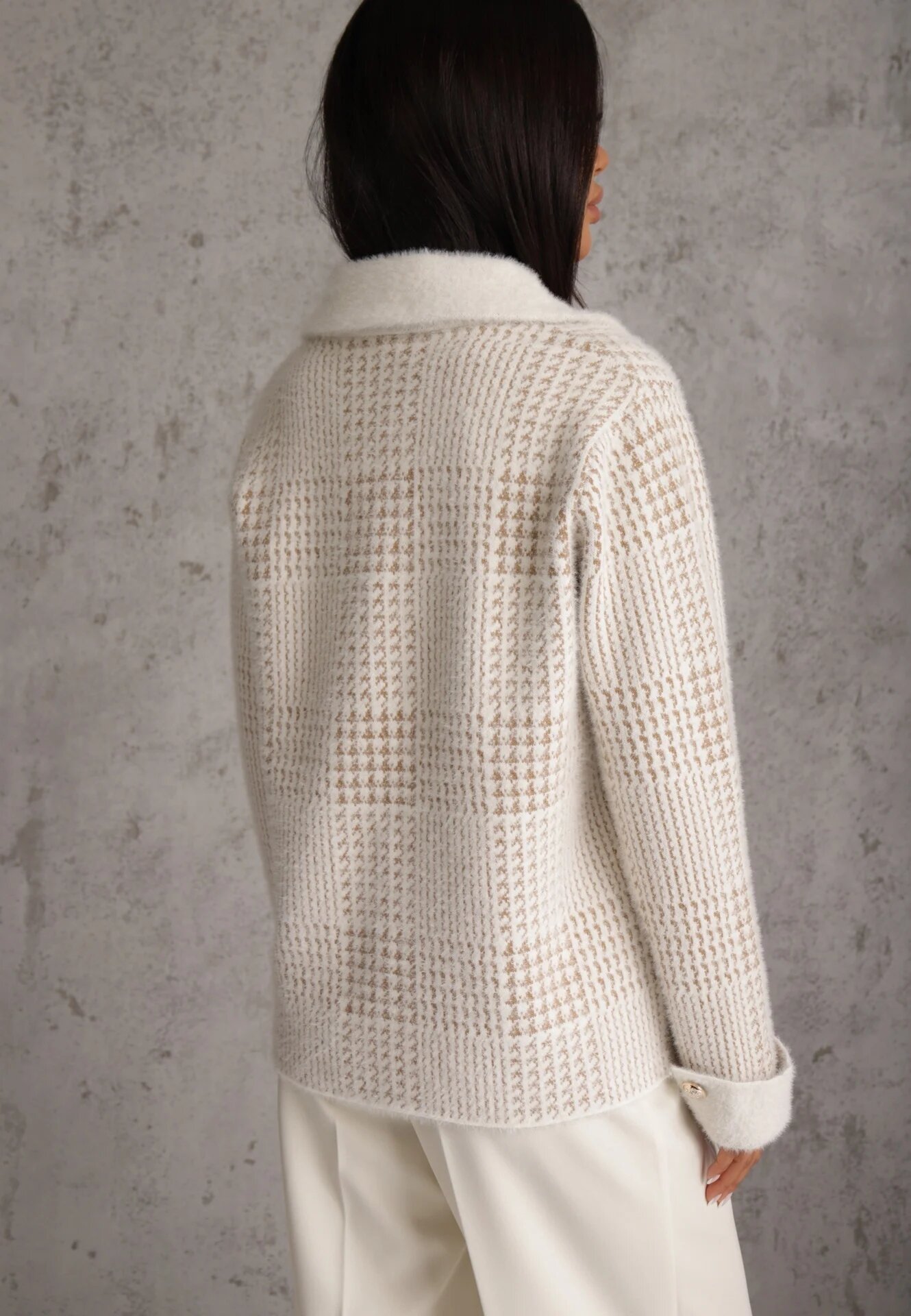 j&x Cardigan tweed cu lână cu nasturi bijuterie și buzunare cu clapă Alveme Bej deschis