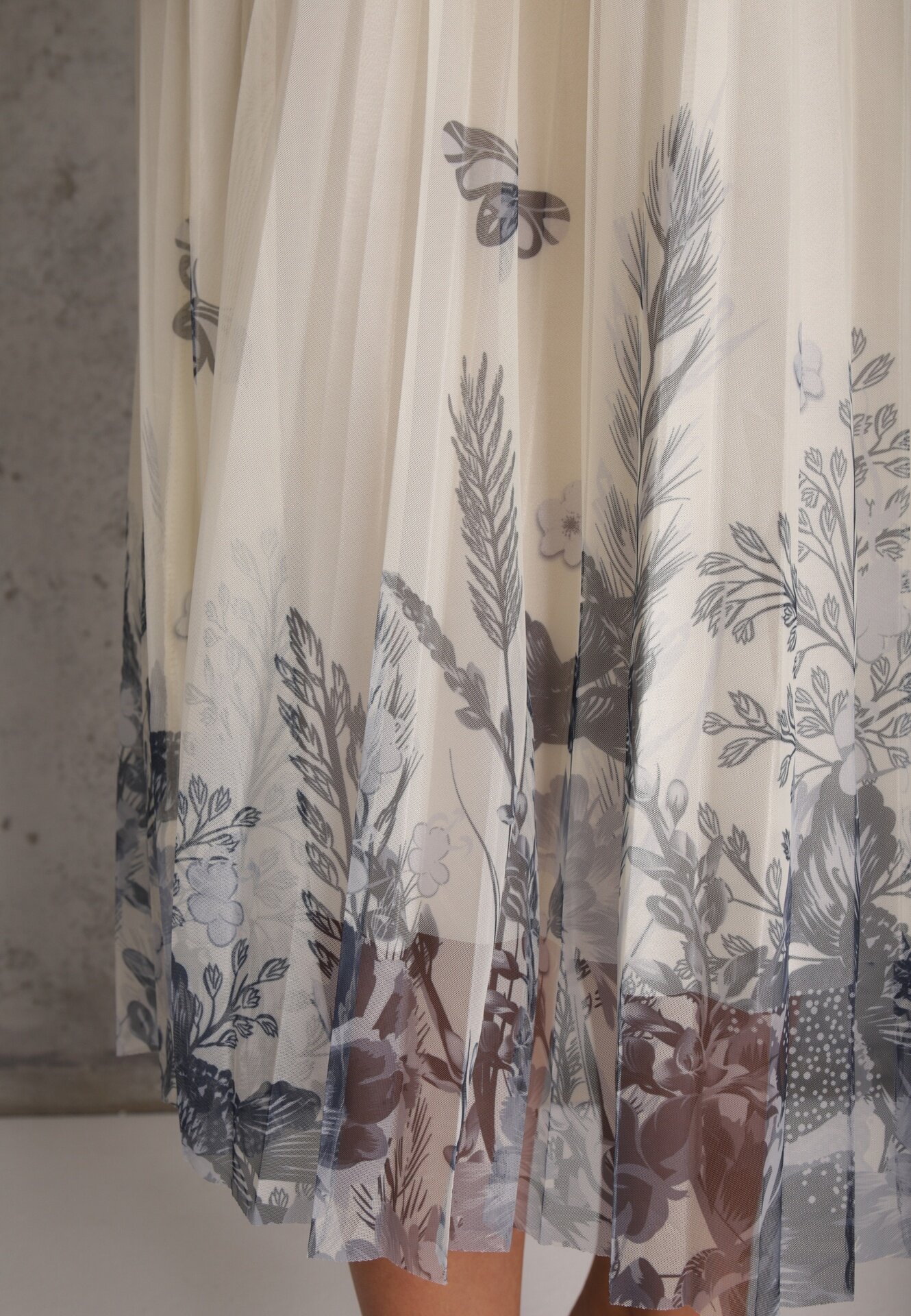 j&x Fustă evazată cu pliuri fine și broderie florală Zephali Bej deschis