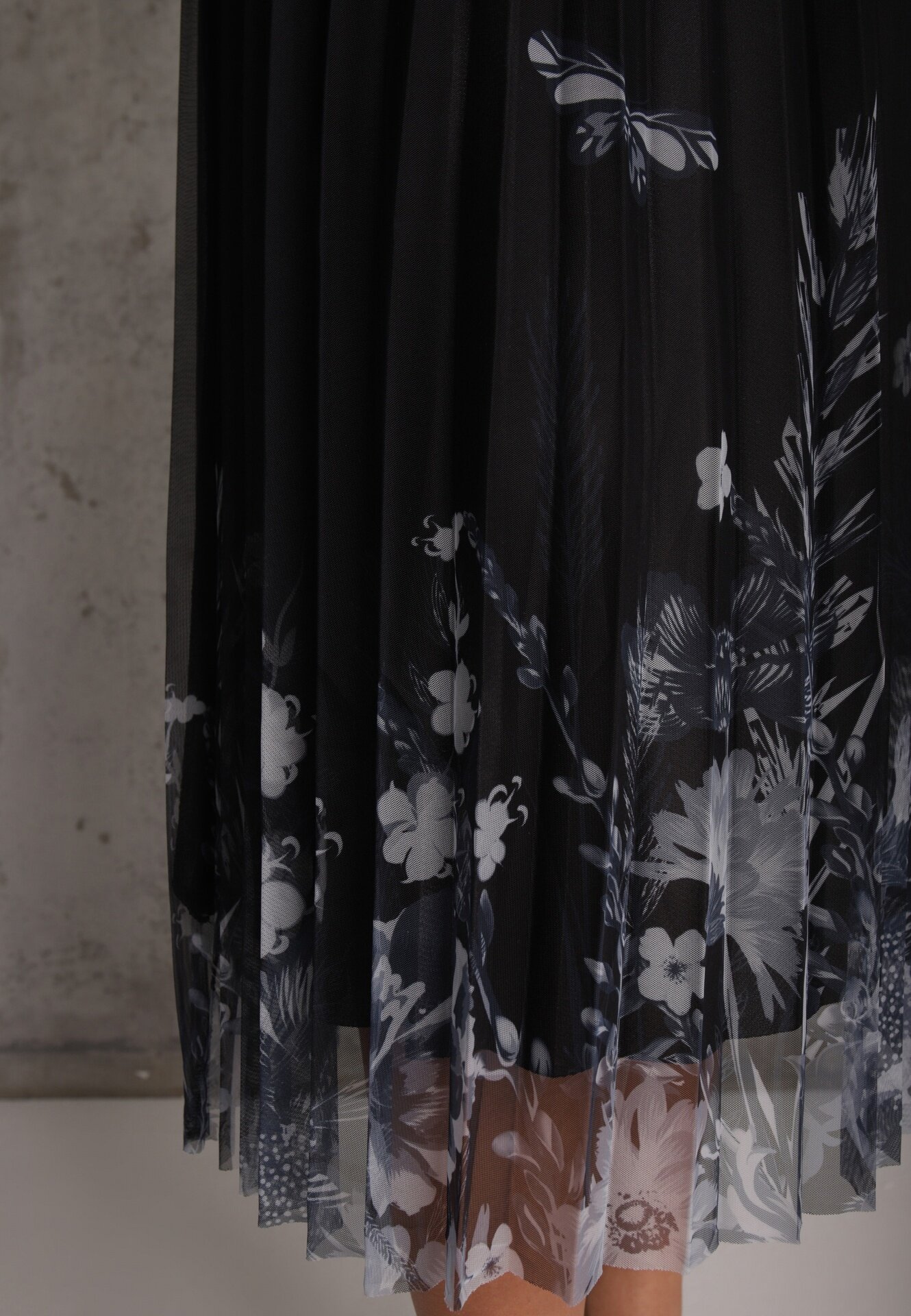 j&x Fustă evazată cu pliuri fine și broderie florală Zephali Bleumarin