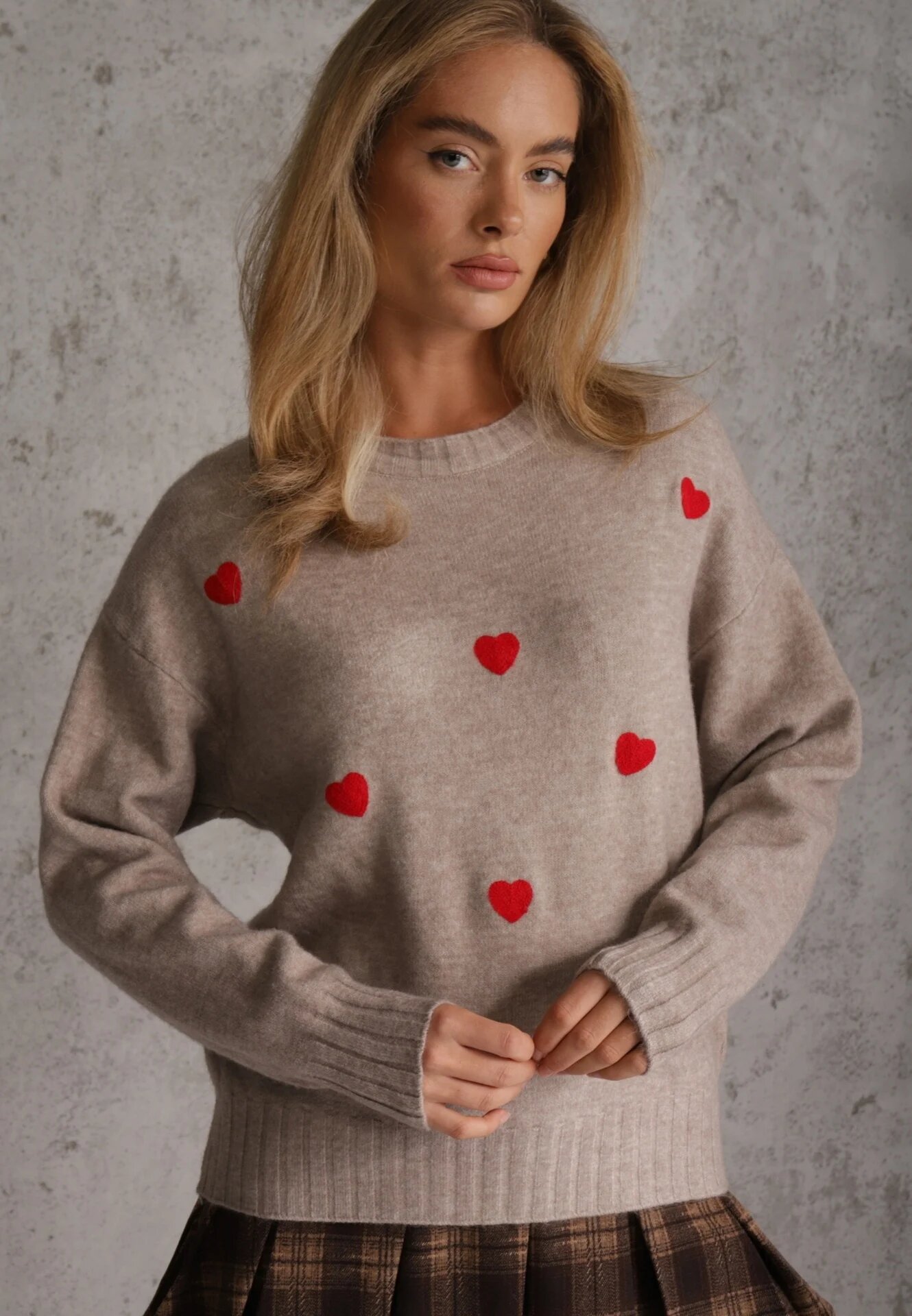 j&x Pulover casual cu lână și bumbac cu broderii de inimioare în față Veroni Bej