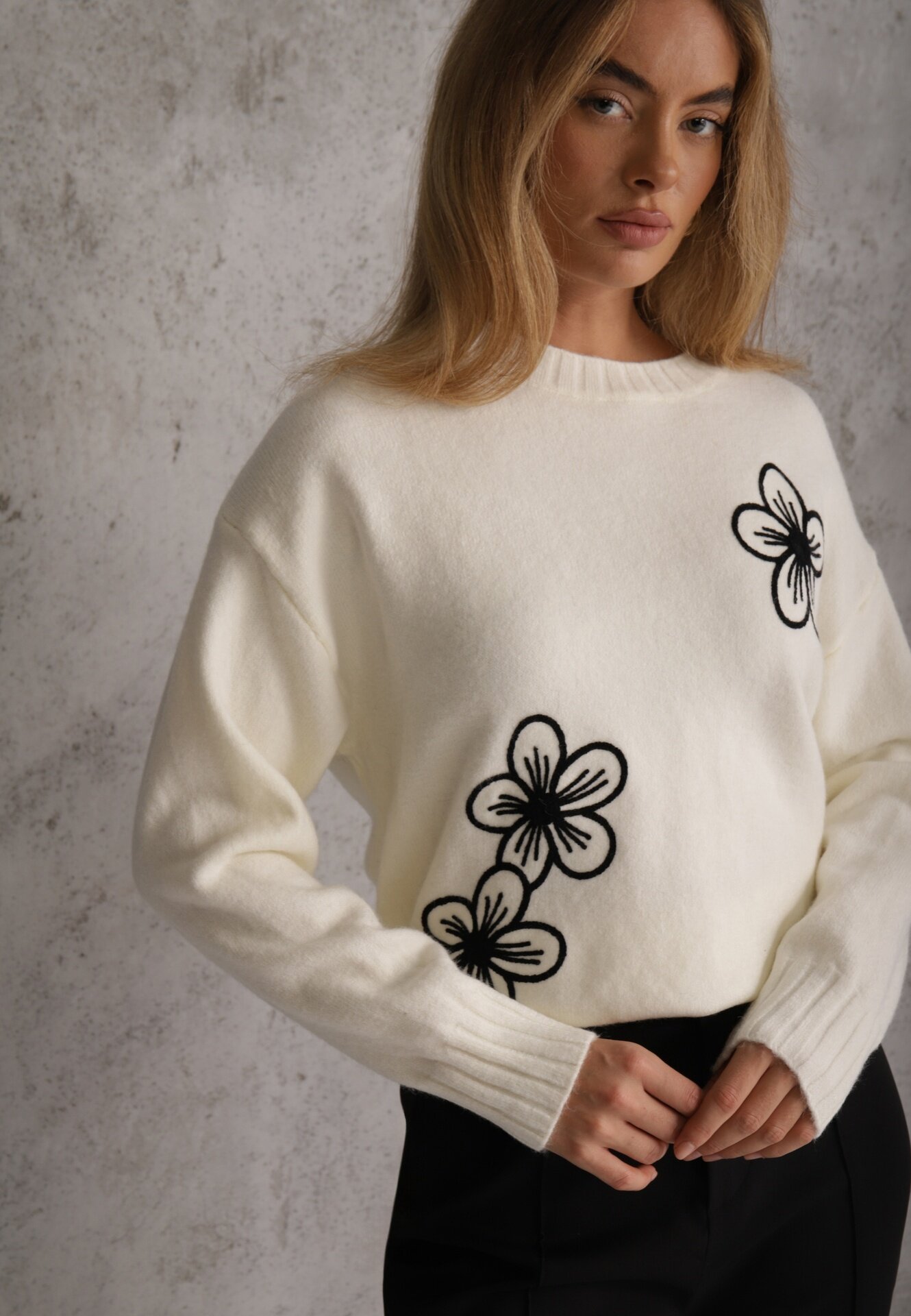 j&x Pulover clasic cu aplicație florală din fire Undinesse Bej deschis