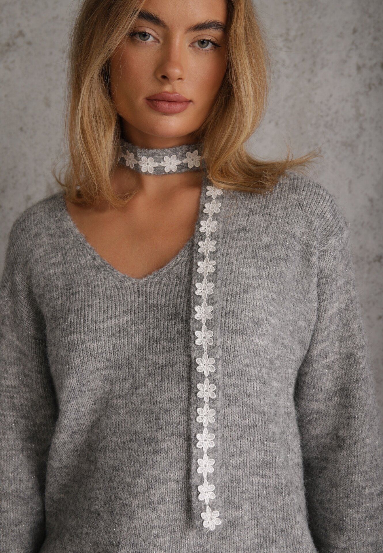 j&x Pulover cu lână cu finisaj din dantelă și guler tip choker Astira Gri