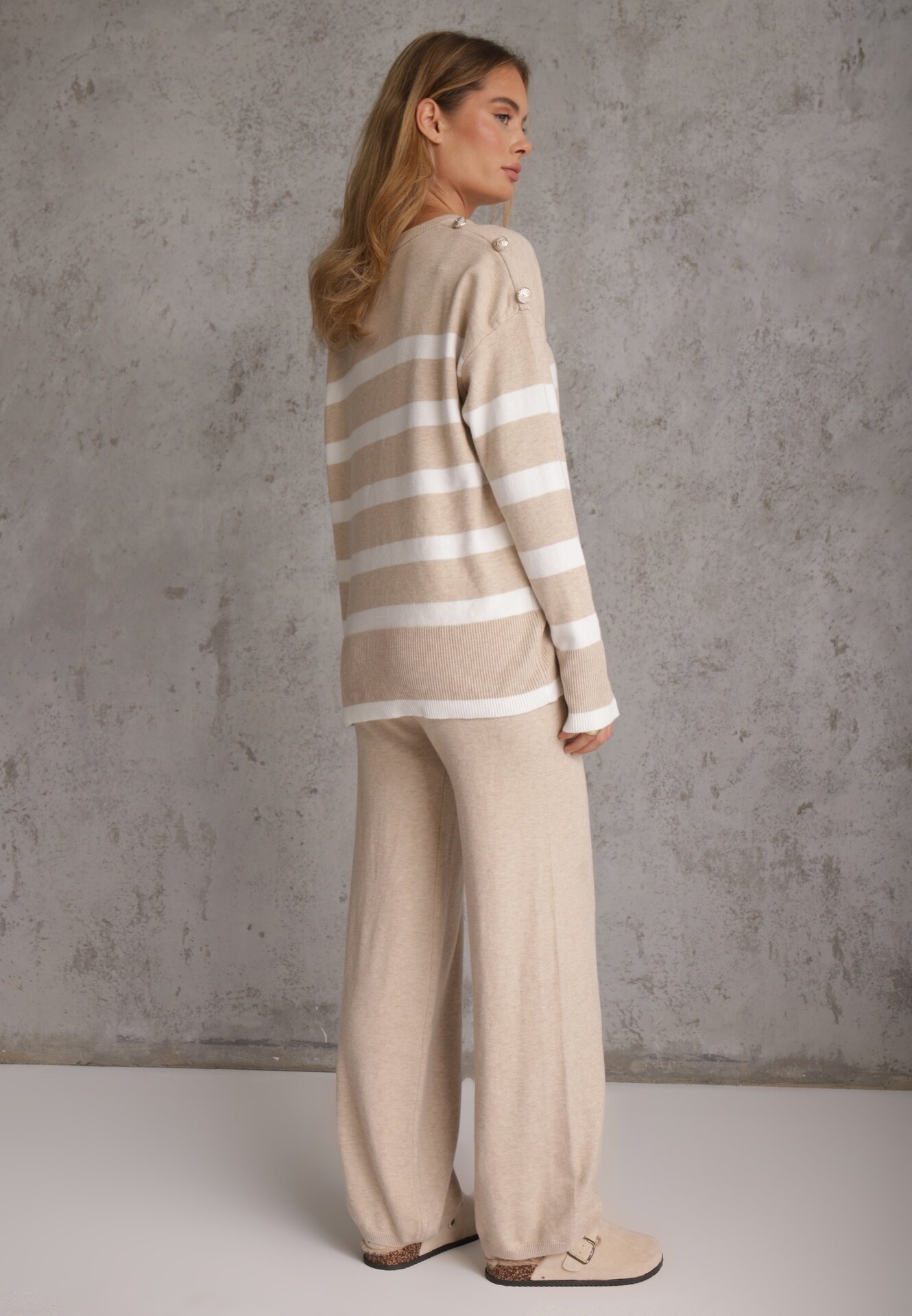 j&x Set din tricot cu bumbac pulover în dungi cu nasturi decorativi și pantaloni Yatis Bej