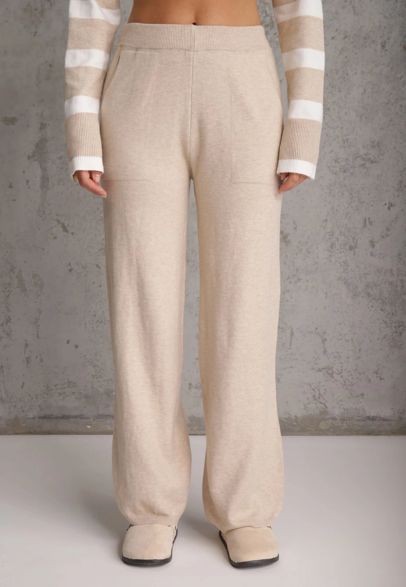 j&x Set din tricot cu bumbac pulover în dungi cu nasturi decorativi și pantaloni Yatis Bej