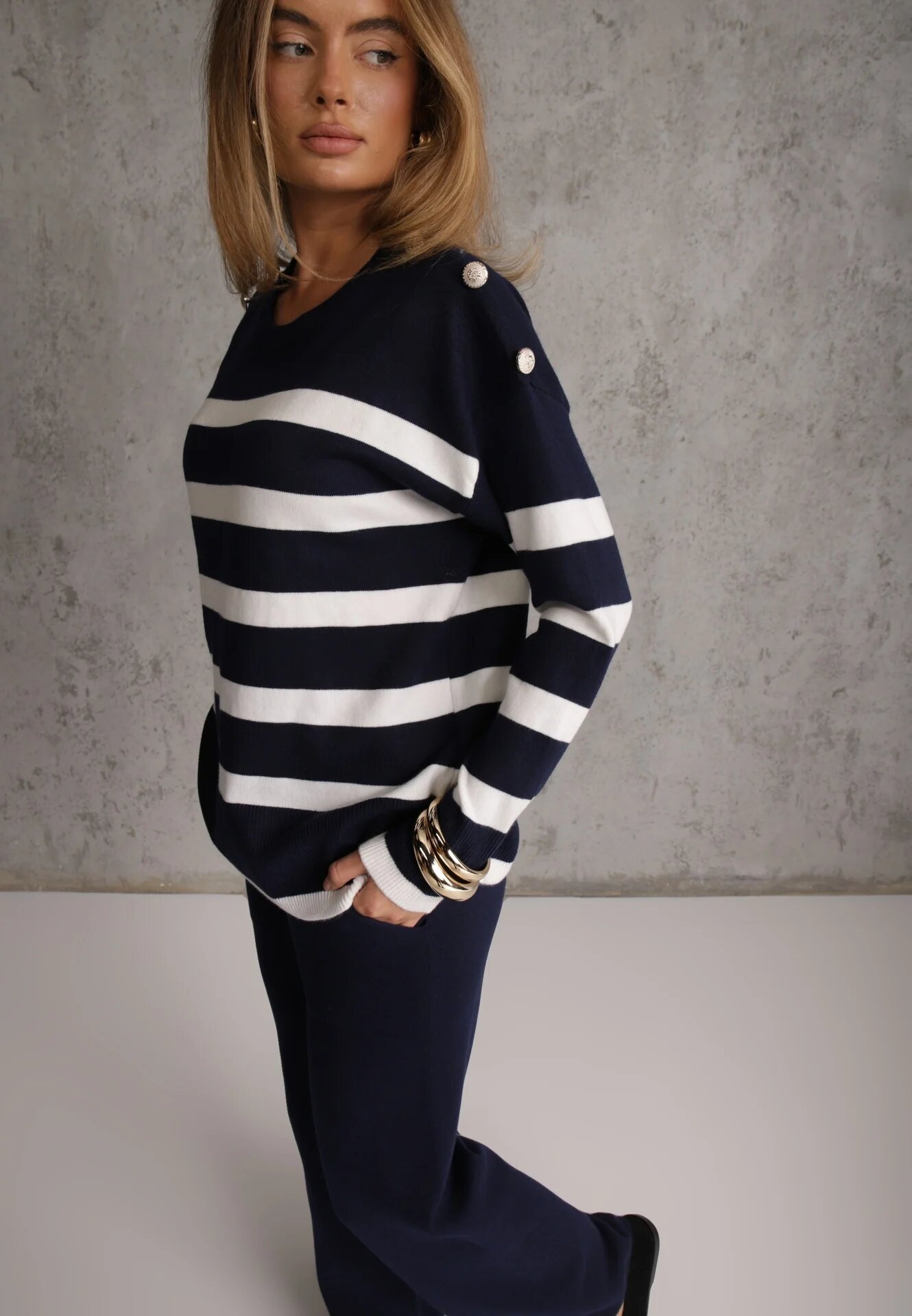 j&x Set din tricot cu bumbac pulover în dungi cu nasturi decorativi și pantaloni Yatis Bleumarin
