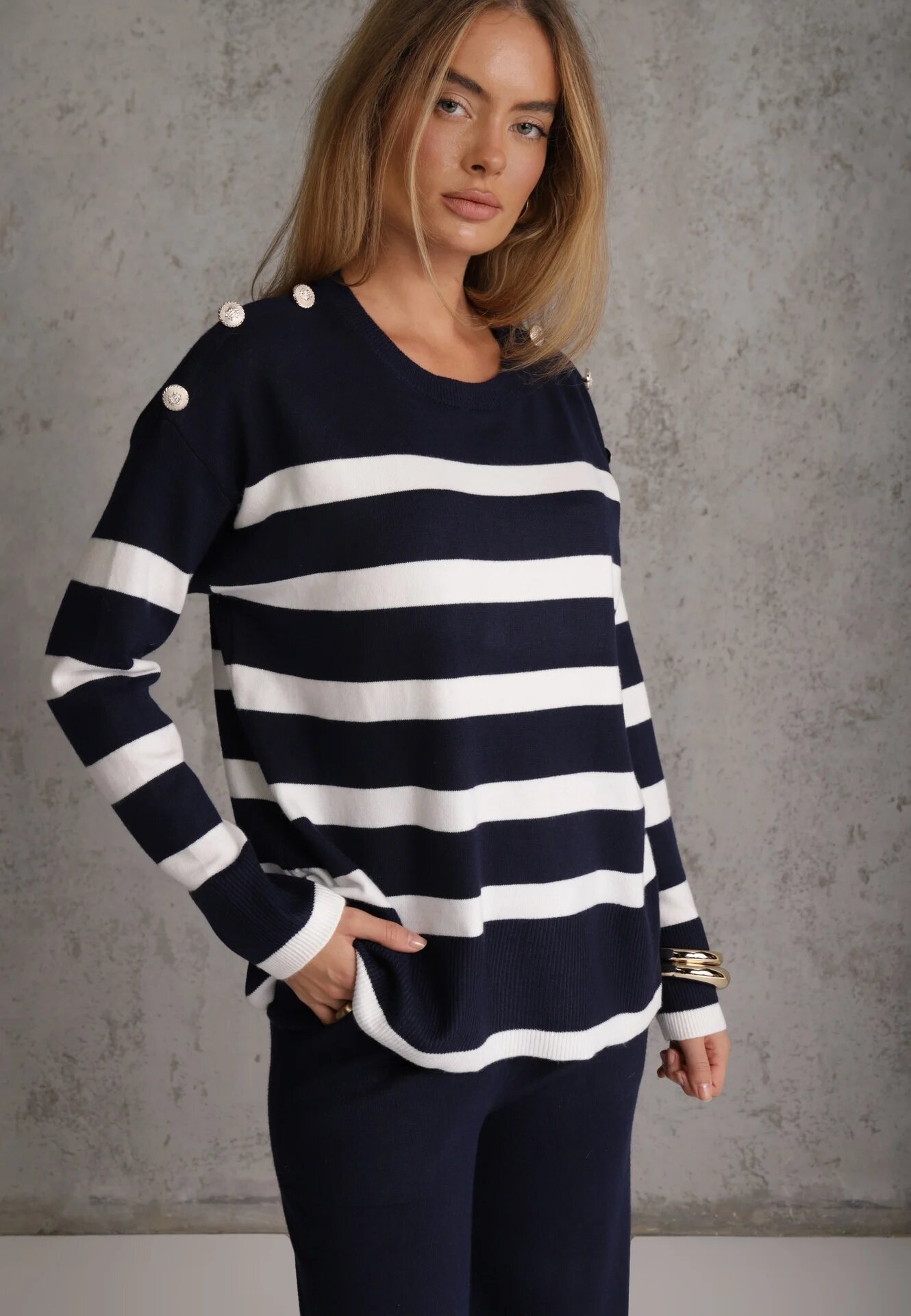 j&x Set din tricot cu bumbac pulover în dungi cu nasturi decorativi și pantaloni Yatis Bleumarin