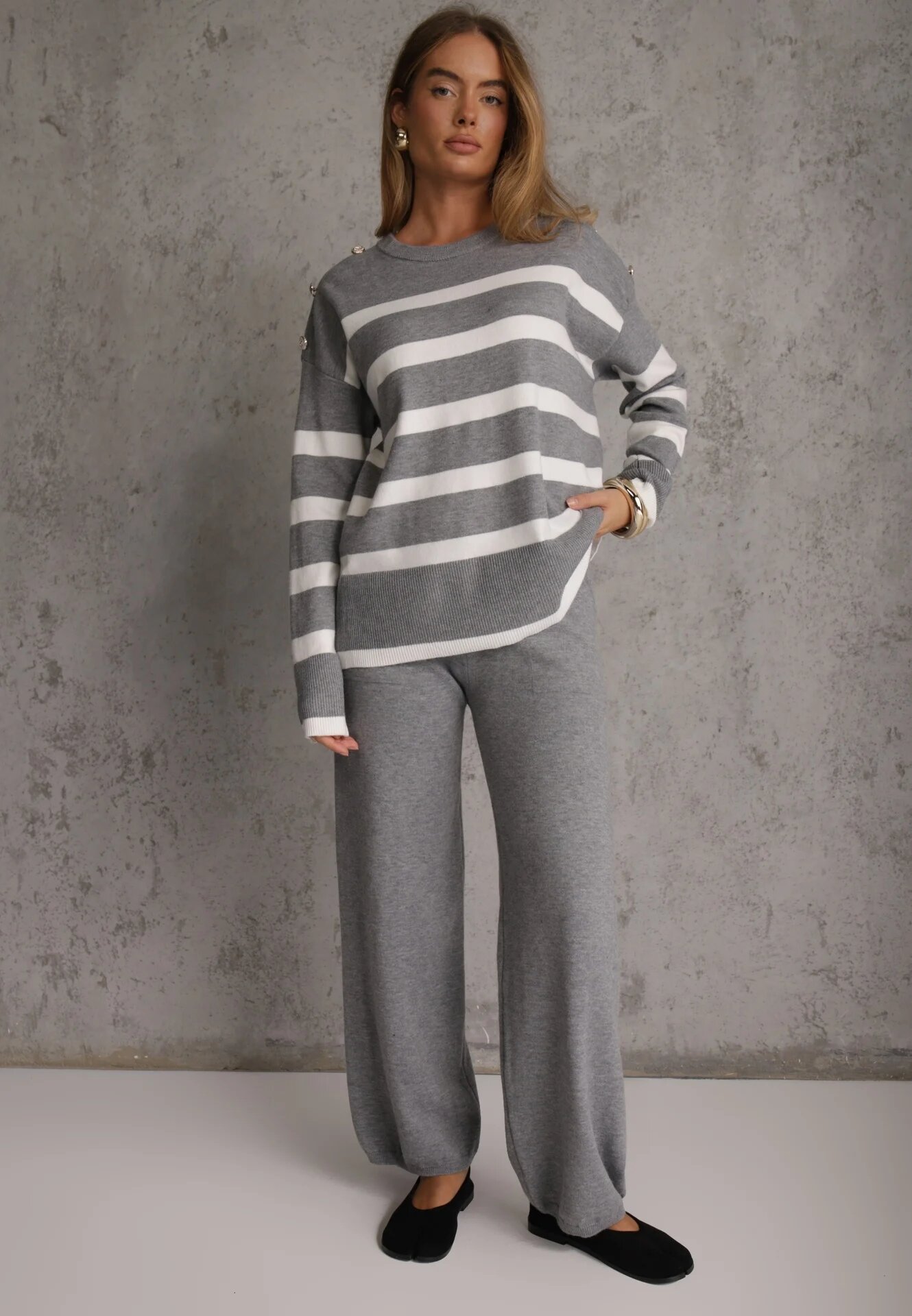 j&x Set din tricot cu bumbac pulover în dungi cu nasturi decorativi și pantaloni Yatis Gri
