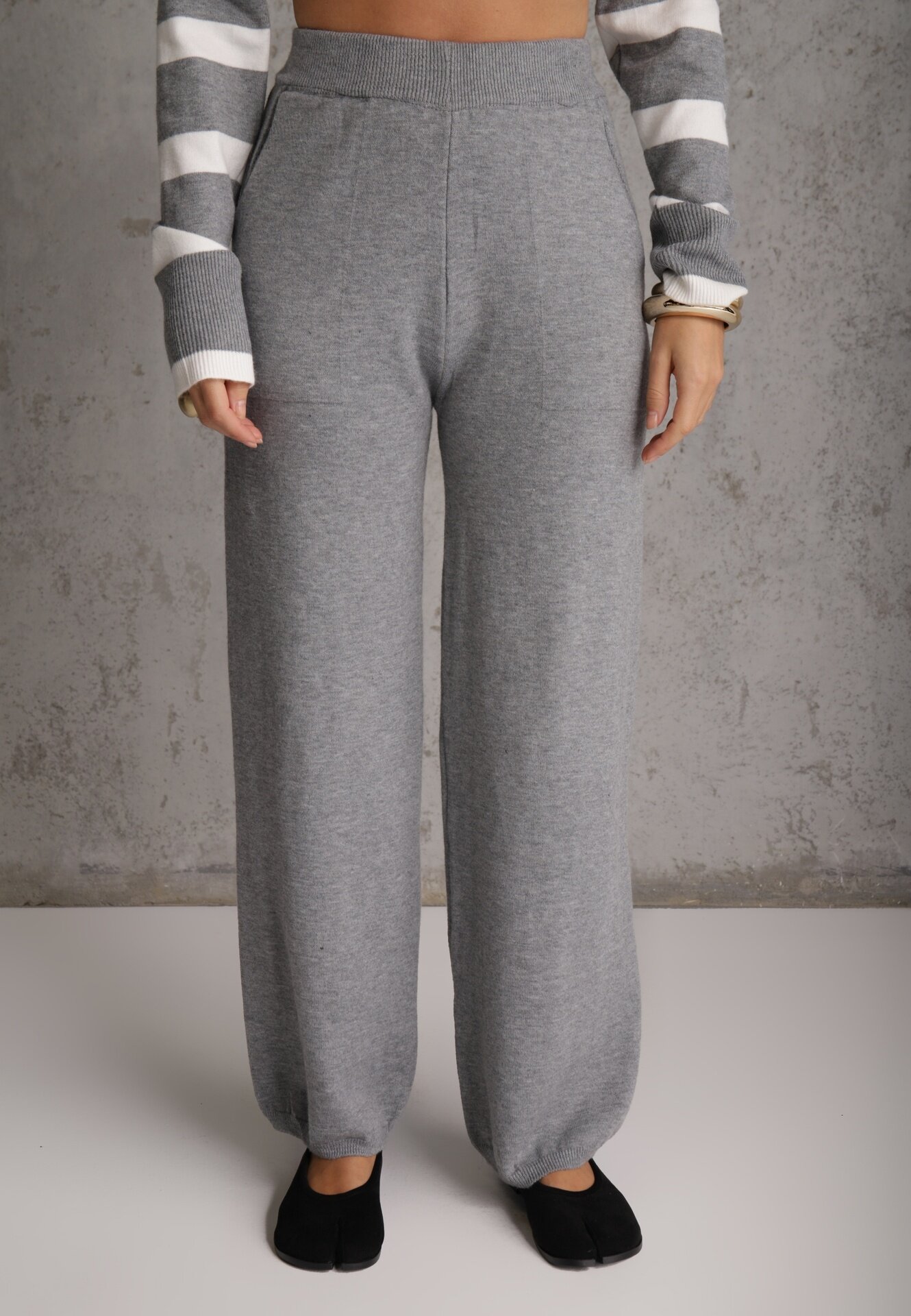 j&x Set din tricot cu bumbac pulover în dungi cu nasturi decorativi și pantaloni Yatis Gri