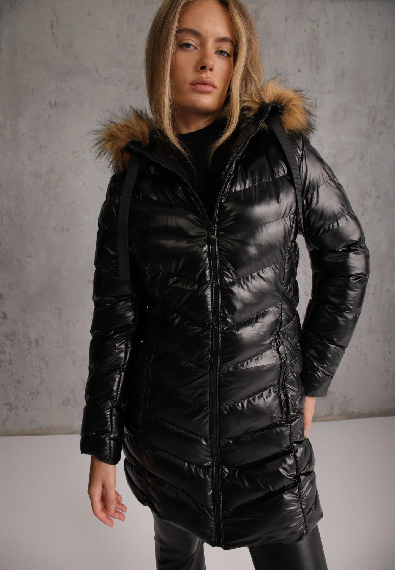 jstyle Jachetă Negru-Maro Matlasată Lungă Decorată cu Șnururi și Blană Detașabilă Lorrina
