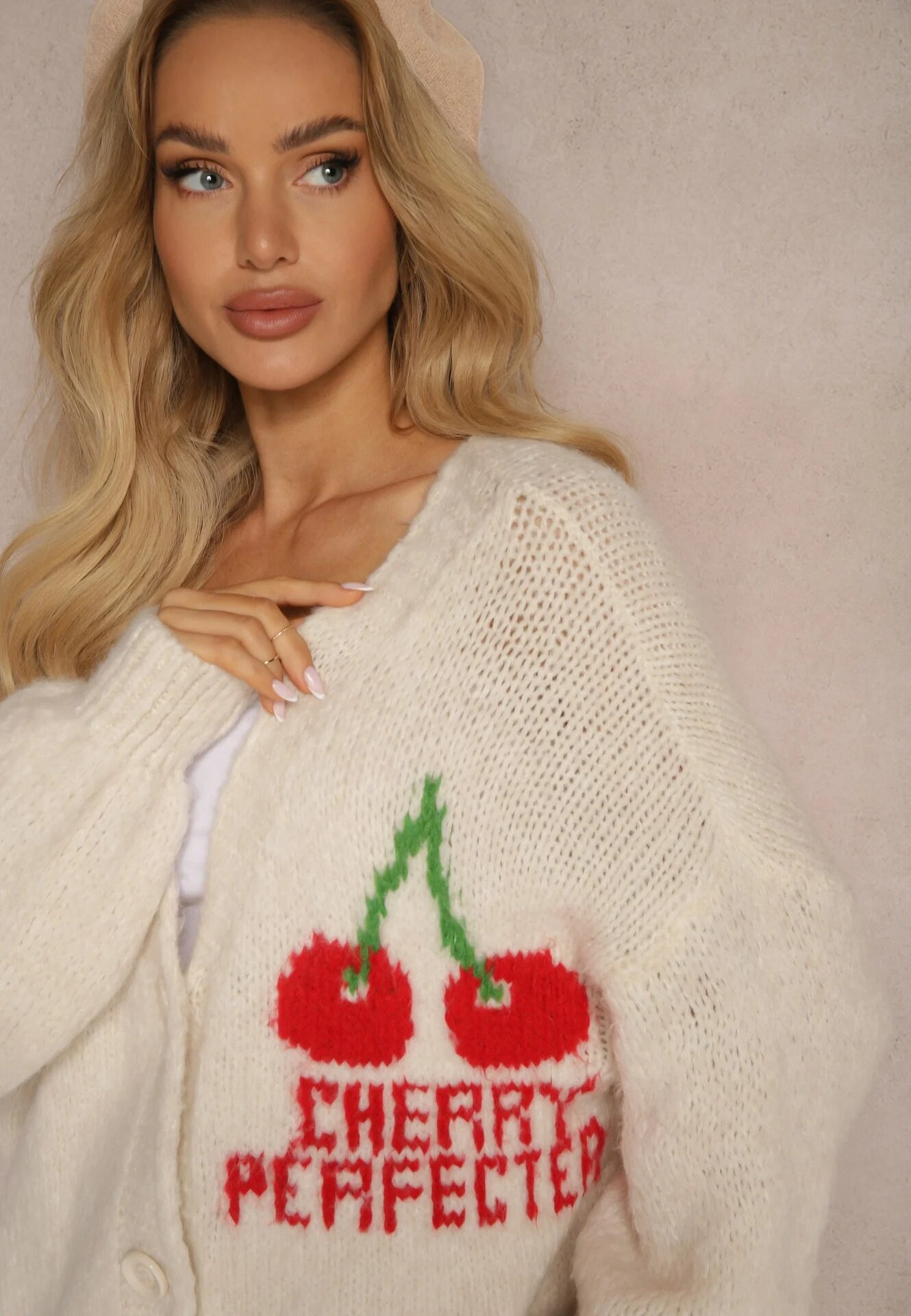 jumelle Cardigan bej deschis cu amestec de lână cu inscripție și cireașă Benana