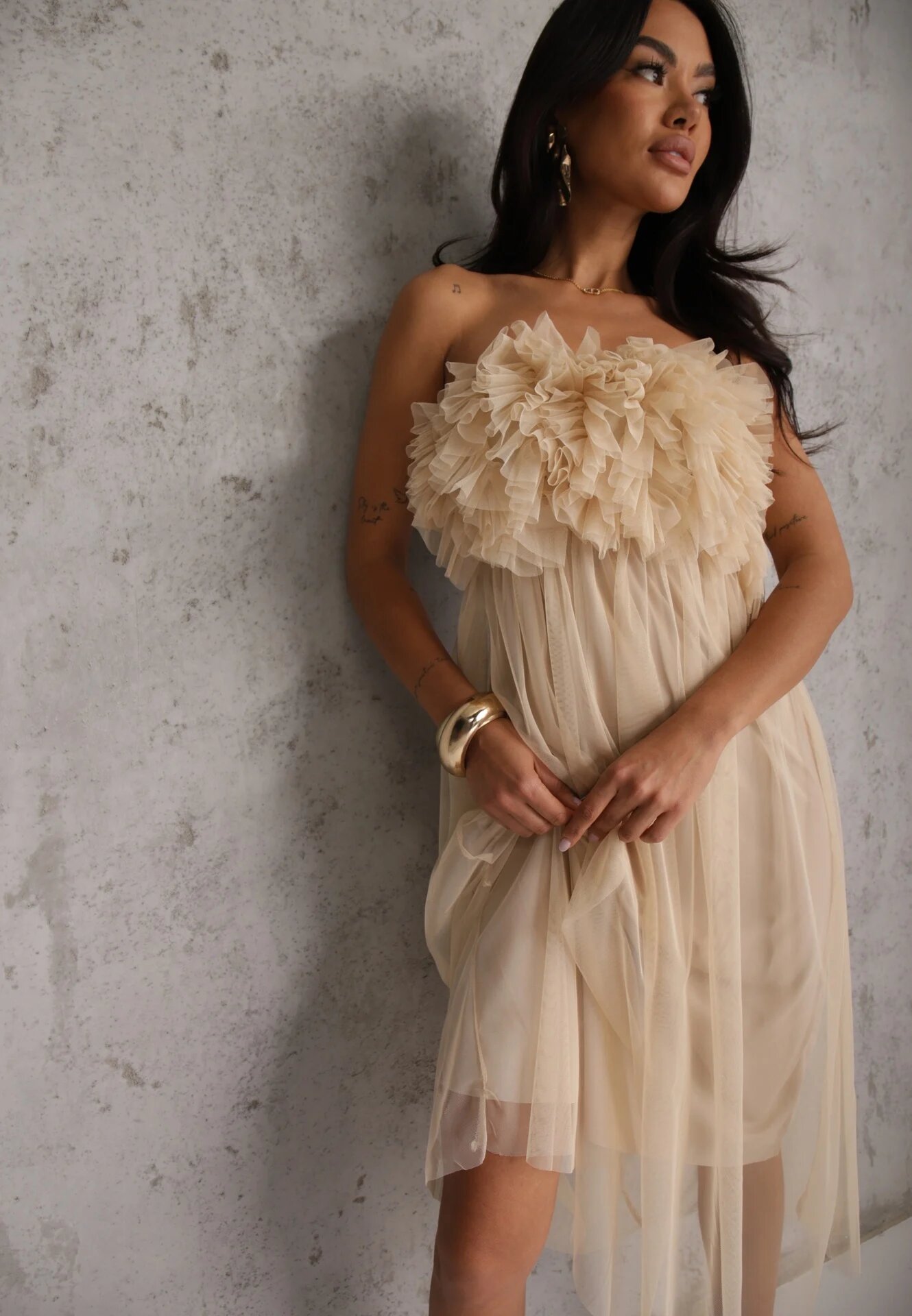 lily rose Rochie bej din tul fără bretele cu volane Tremone