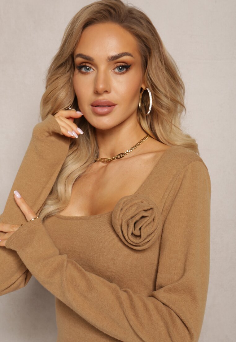 lily rose Rochie bej mulată tricotată cu aplicație floare Sathea