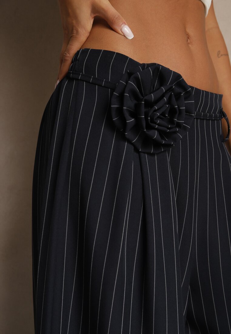 lovery Pantaloni bleumarin Palazzo cu talie înaltă decorați cu broșă floare Folassea