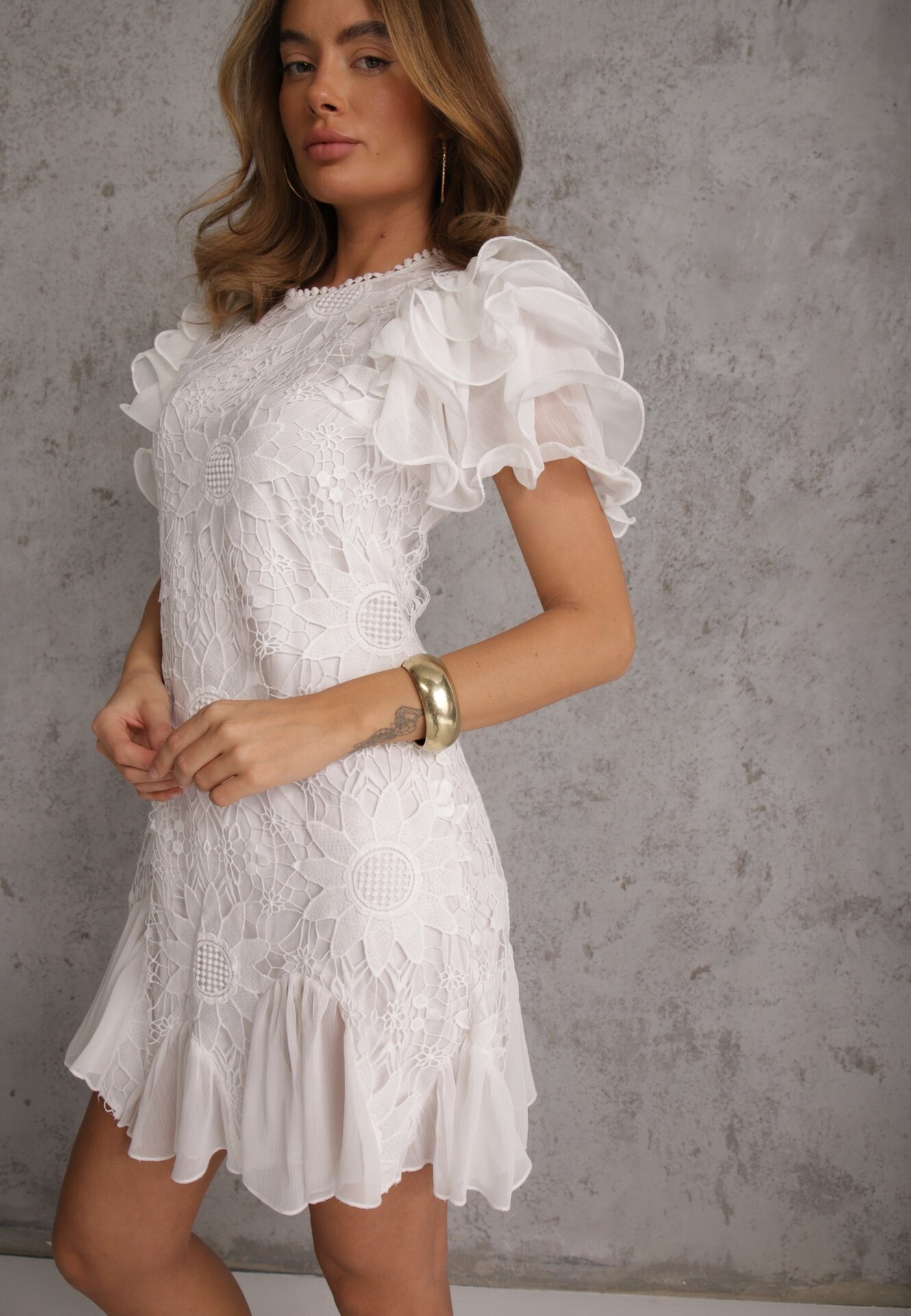lovery Rochie Albă Mulată Mini cu Dantelă și Volane Offiamea