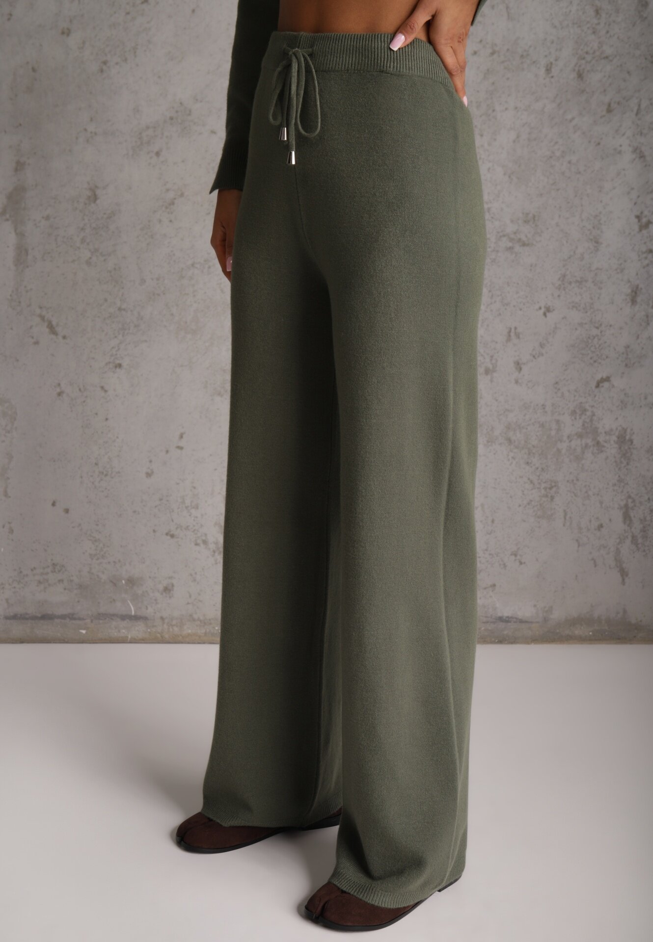 m&d fashion Compleu tricotat cu vâscoză pantaloni drept și pulover cu manșete cu nasturi Venturo Bej Verde închis