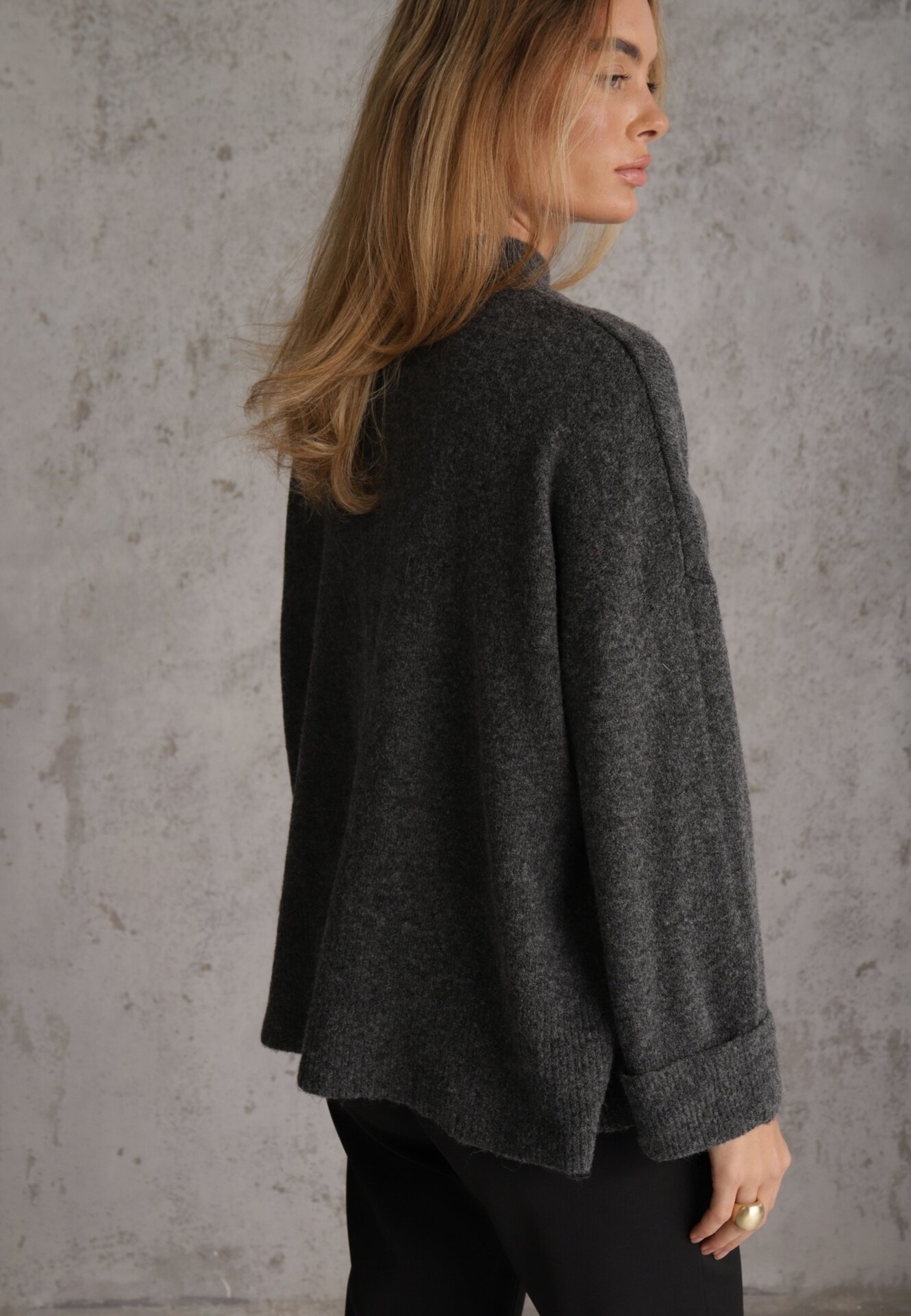 m&d fashion Pulover oversize cu amestec de lână cu guler tip tunică și manșete întoarse Olsenne Gri închis