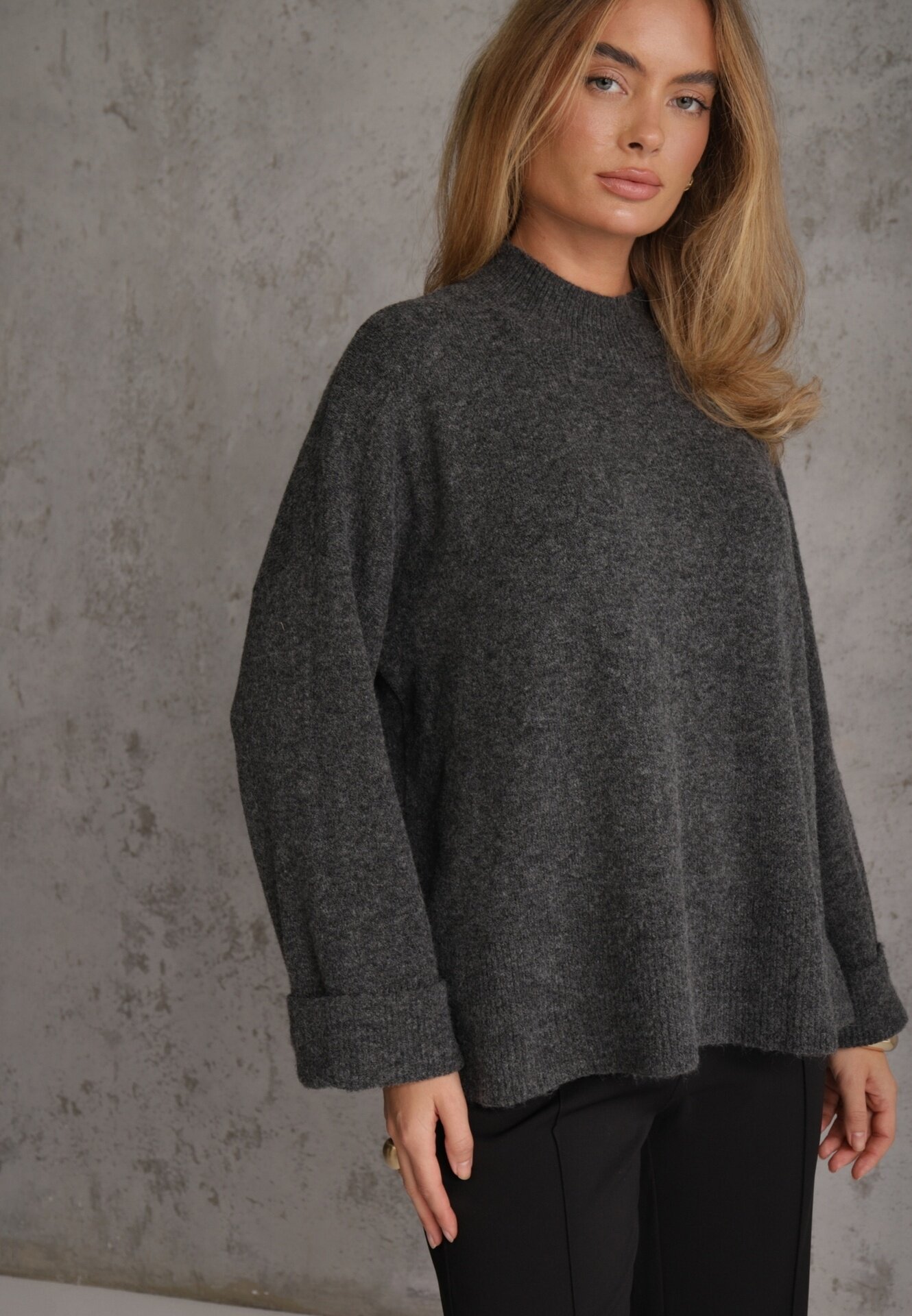 m&d fashion Pulover oversize cu amestec de lână cu guler tip tunică și manșete întoarse Olsenne Gri închis