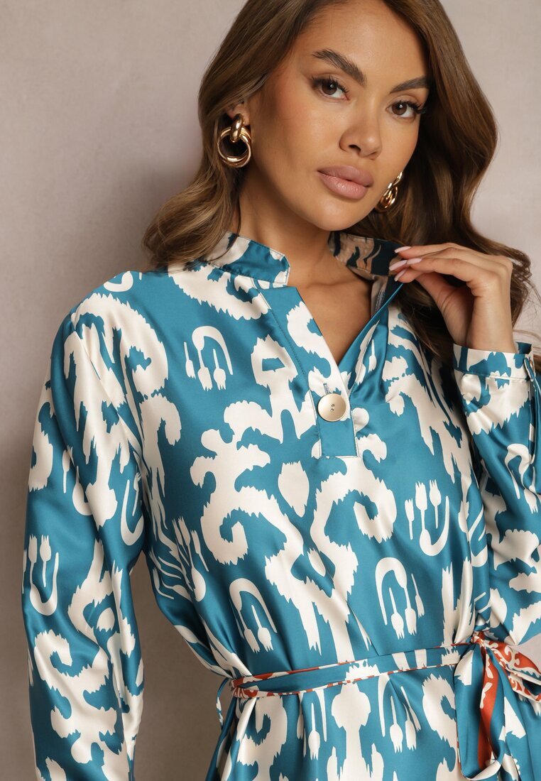 m&d fashion Rochie Casetată Albastră De Satin Cu Cordon În Talie Cu Imprimeu Ornamental Tarosa