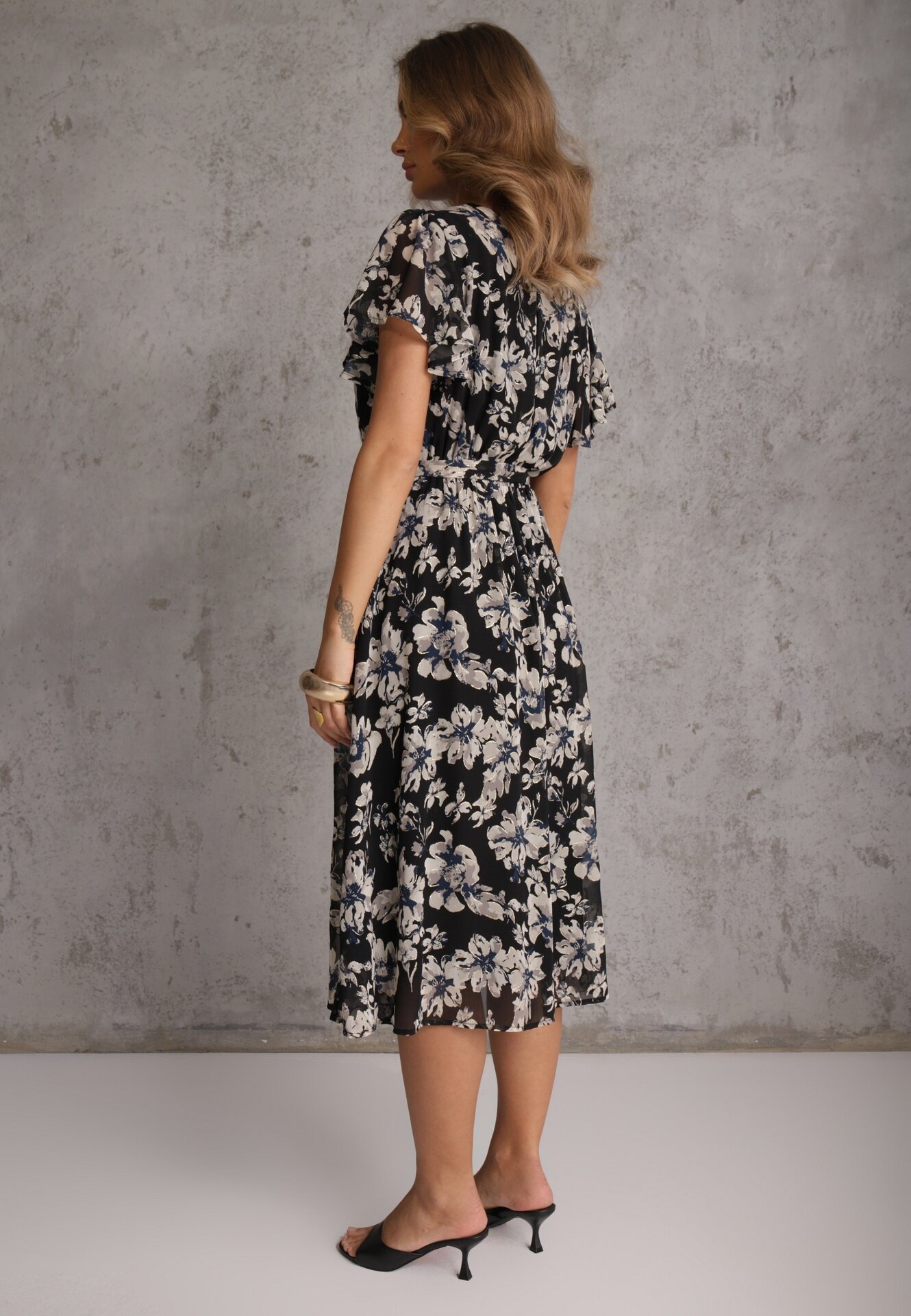 m&d fashion Rochie negră petrecută cu cordon de legat cu imprimeu floral cu sclipici Runewea