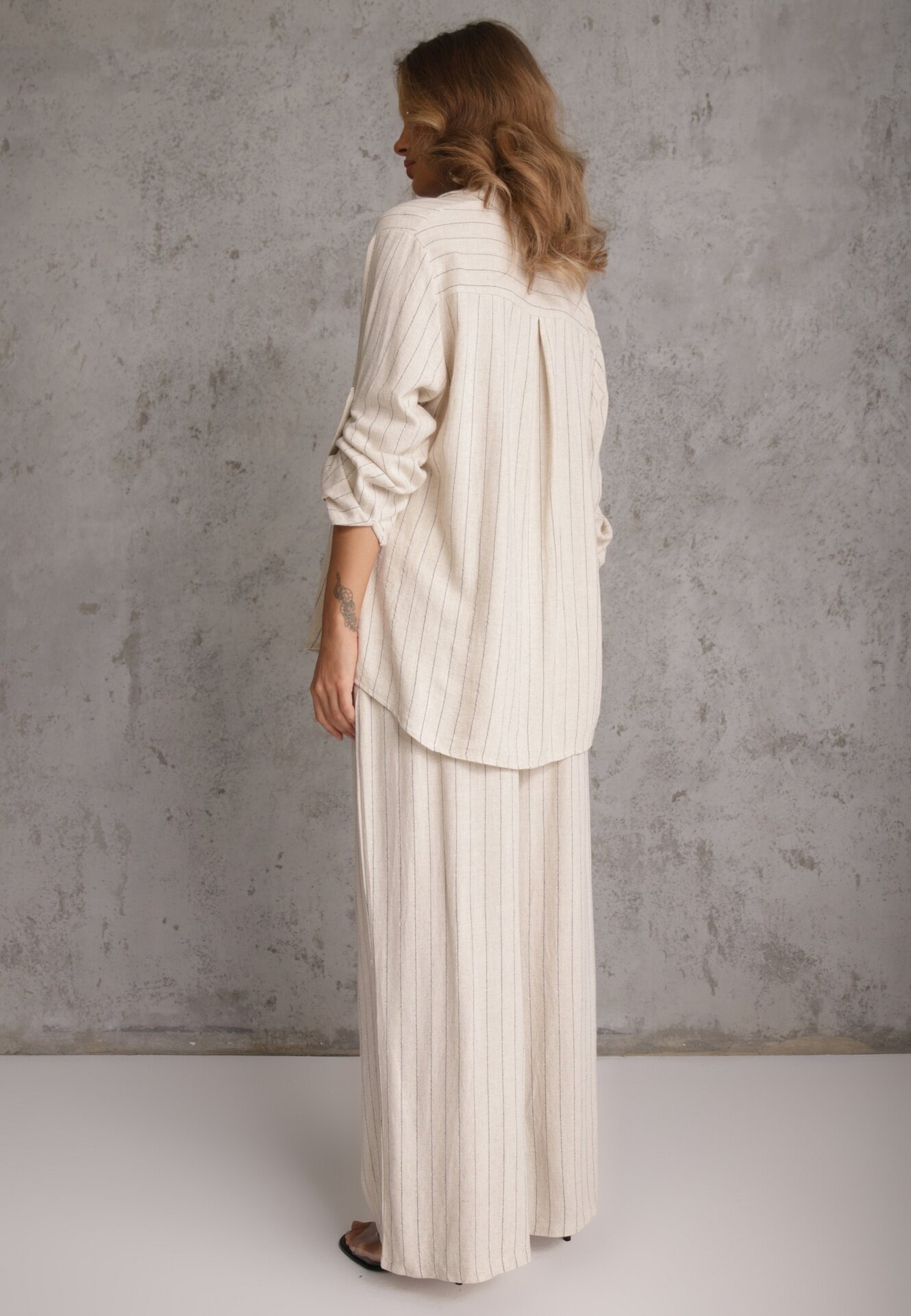 m&d fashion Set Bej deschis din Viscoză și In cu Dungi Delicate Cămașă și Pantaloni Wide Leg Cliffesa