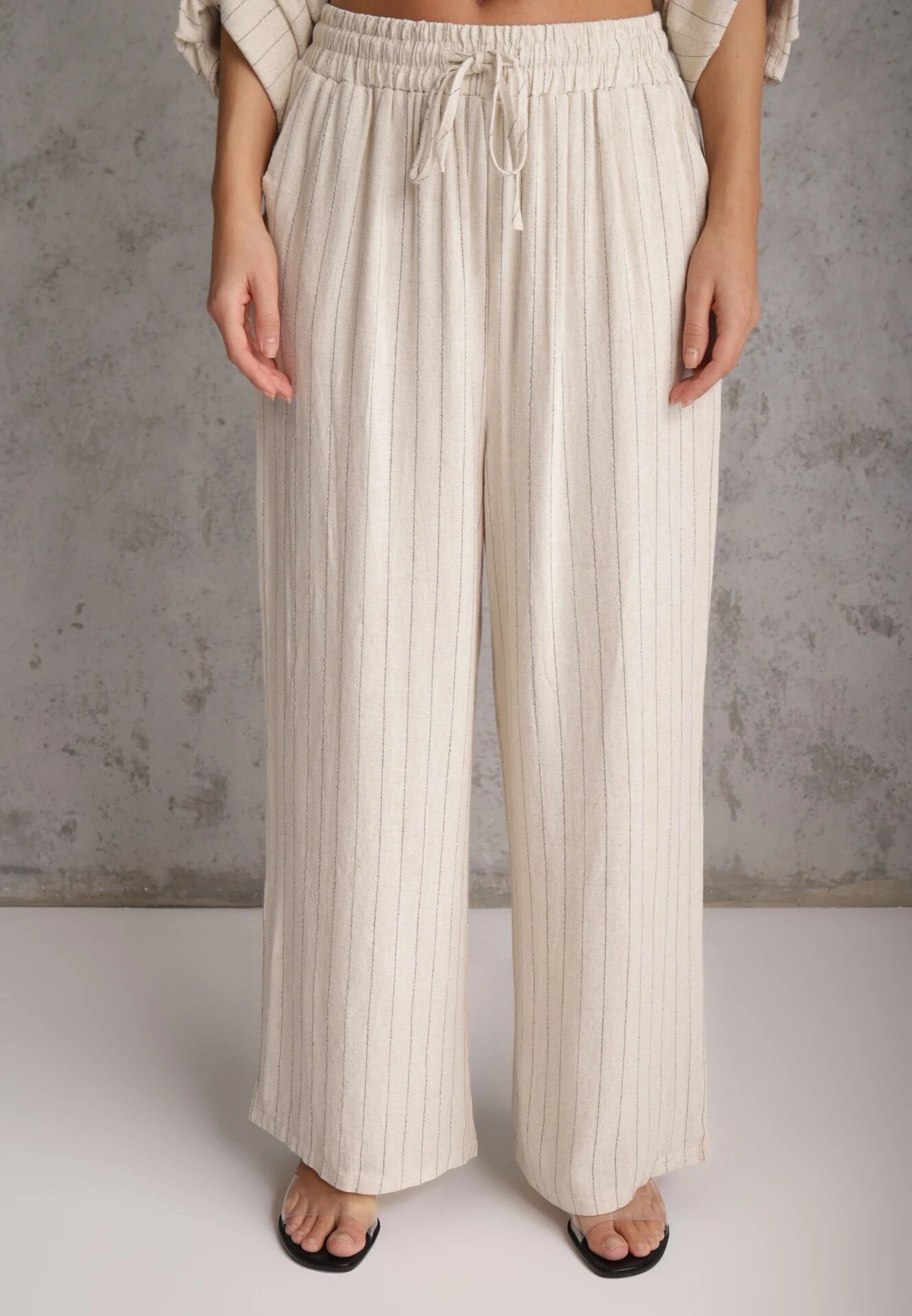 m&d fashion Set Bej deschis din Viscoză și In cu Dungi Delicate Cămașă și Pantaloni Wide Leg Cliffesa