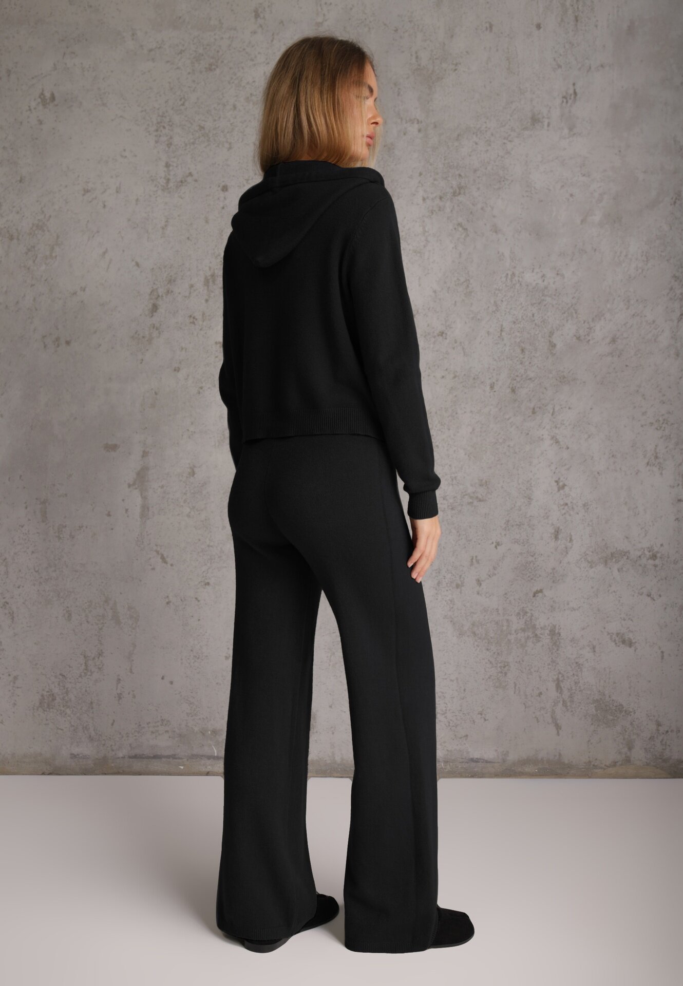 m&d fashion Set de pulover cu vâscoză pantaloni drepți și bluză cu fermoar și glugă Eldirma Negru