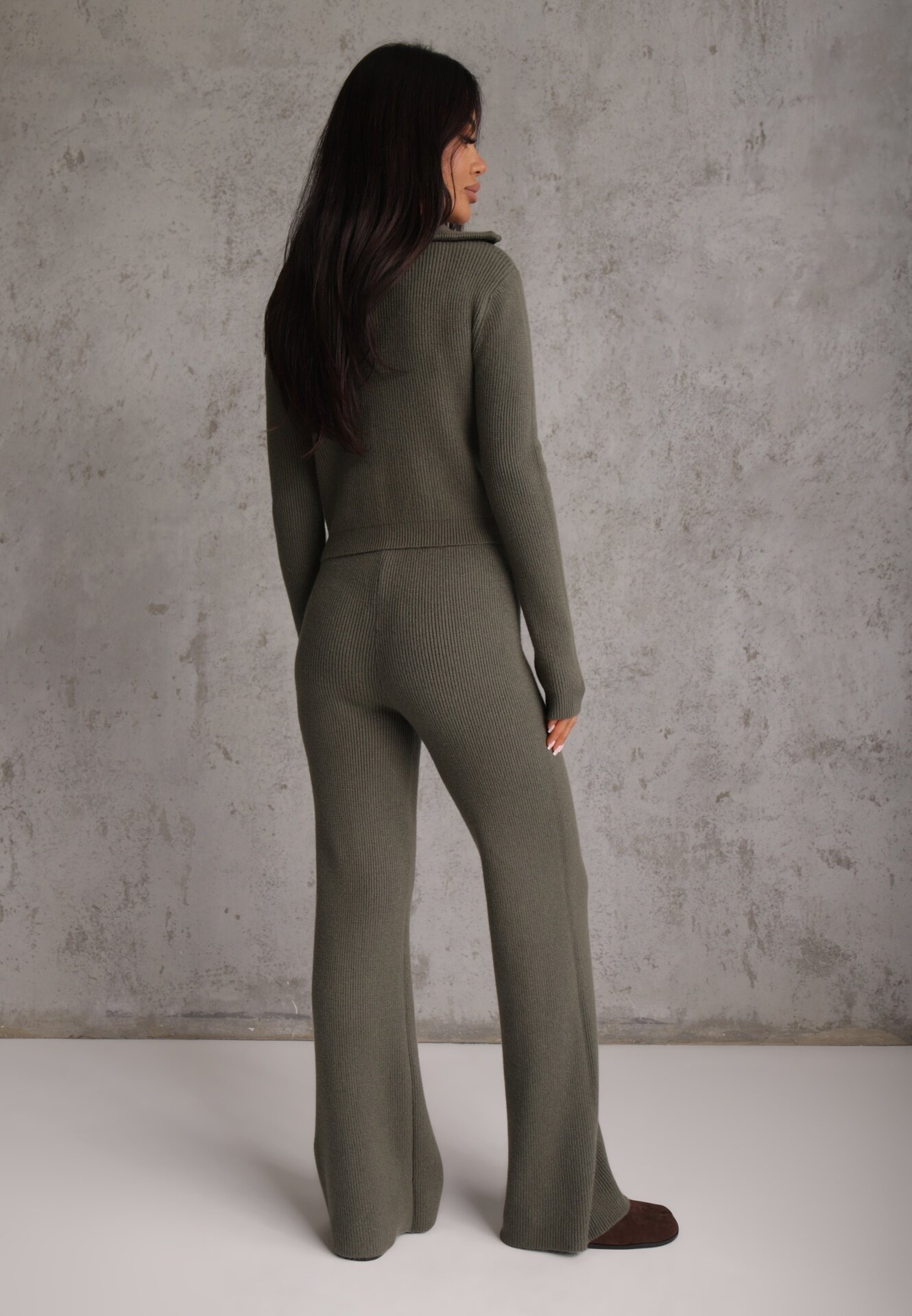 m&d fashion Set din tricot rib cu vâscoză: pantaloni și pulover cu guler înalt Tawira Verde închis