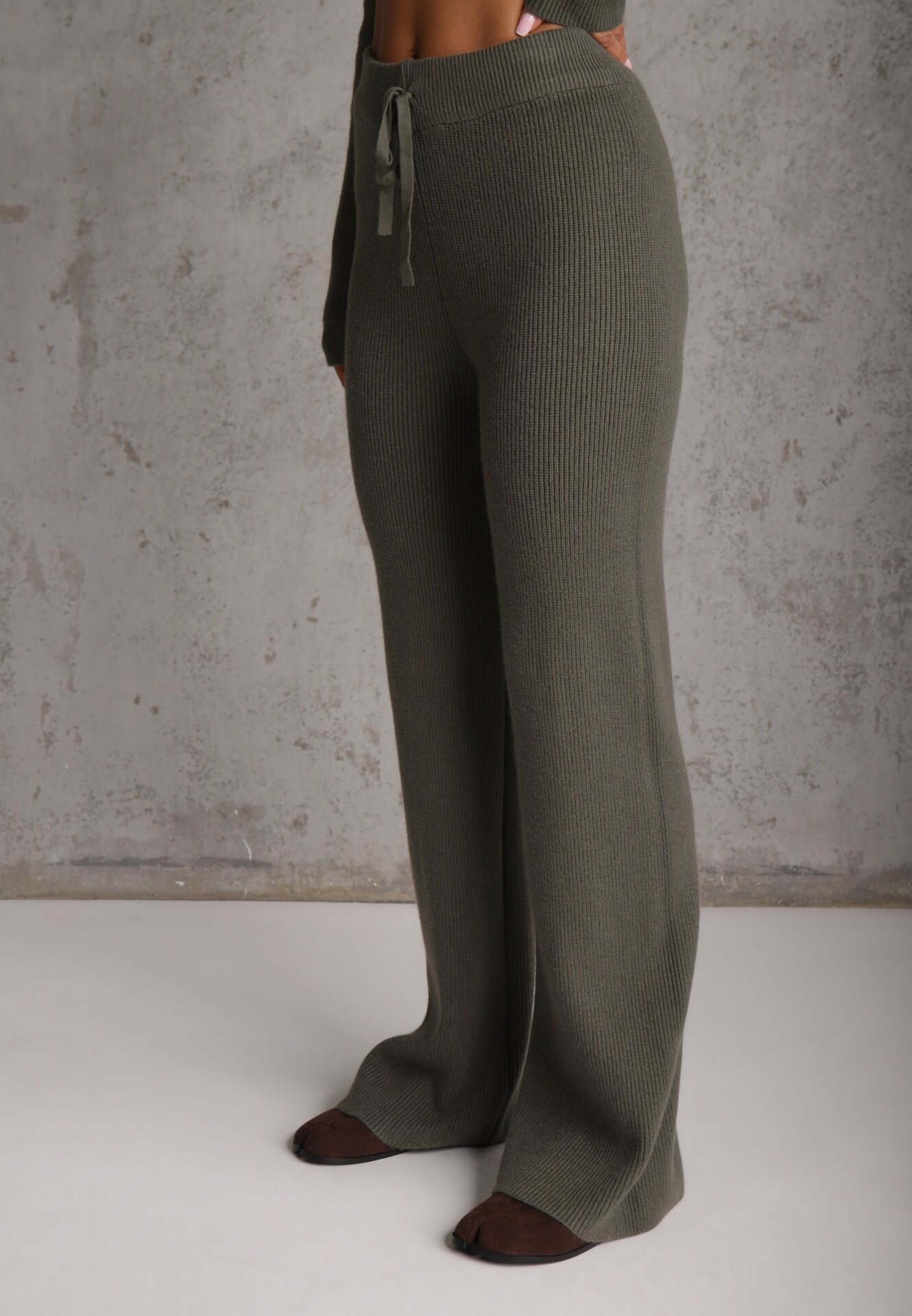 m&d fashion Set din tricot rib cu vâscoză: pantaloni și pulover cu guler înalt Tawira Verde închis