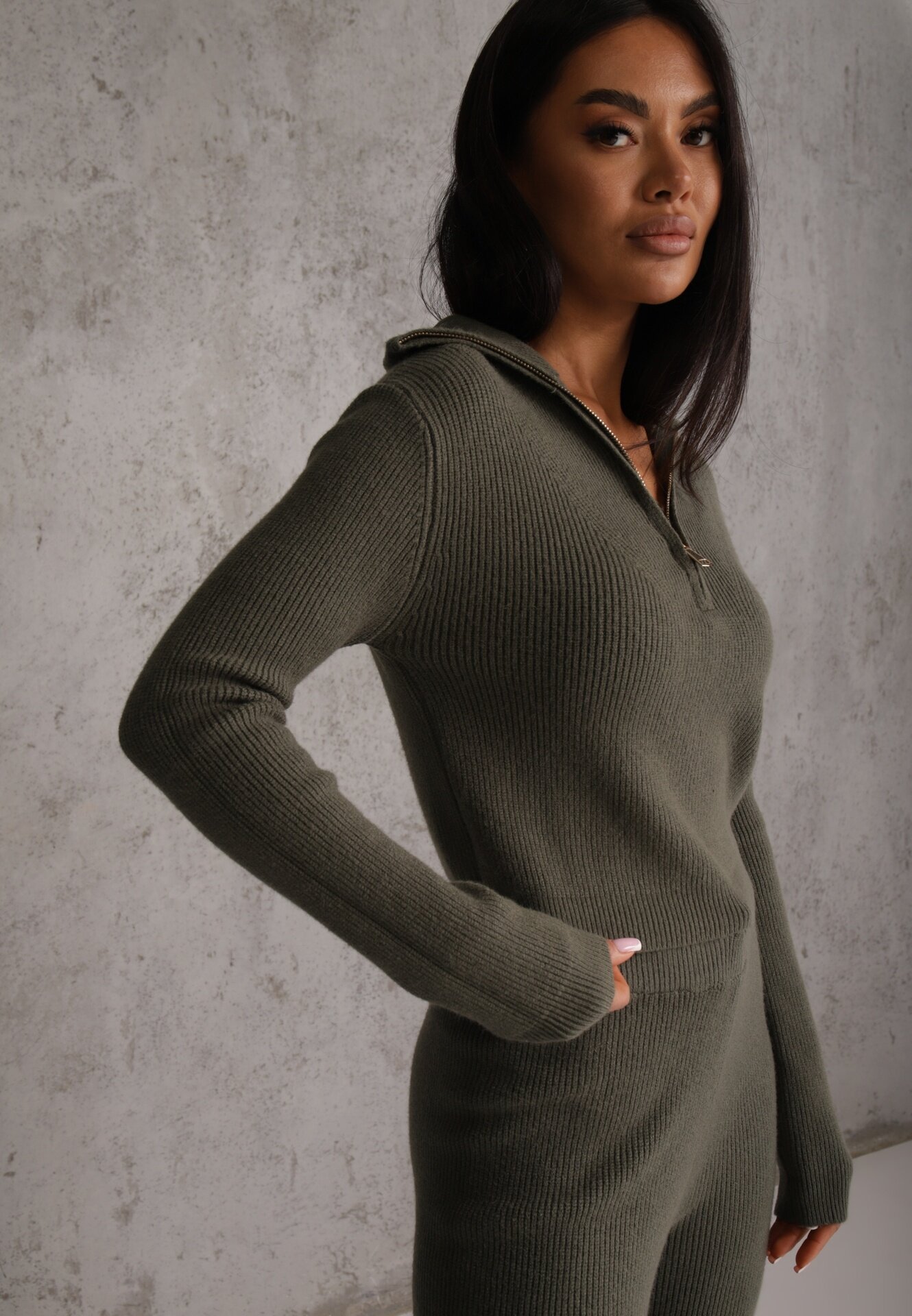 m&d fashion Set din tricot rib cu vâscoză: pantaloni și pulover cu guler înalt Tawira Verde închis