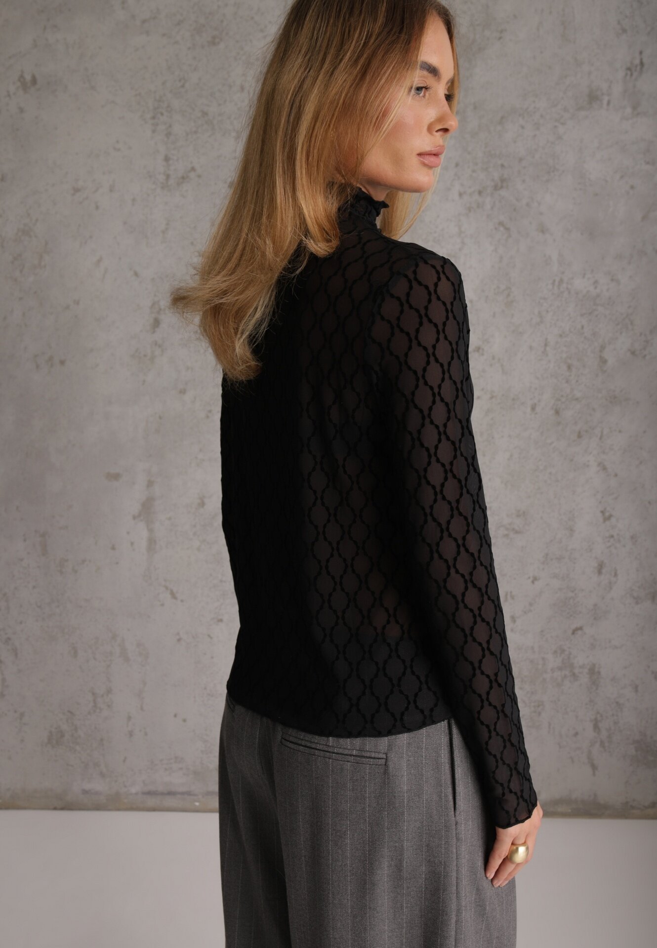 melya by melody Bluză transparentă din dantelă cu guler tip tunică și model geometric Joliena Neagră