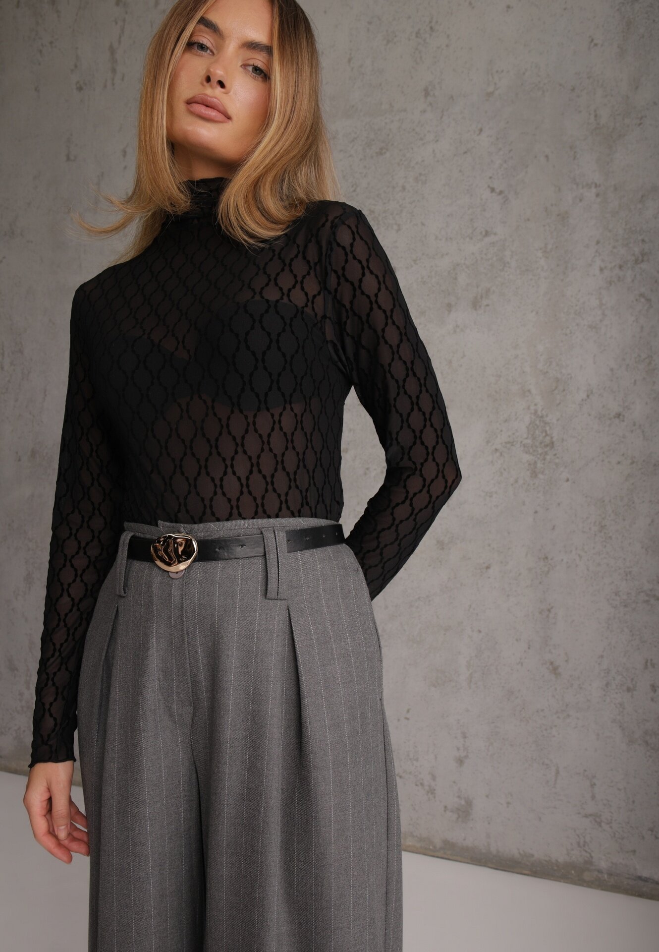 melya by melody Bluză transparentă din dantelă cu guler tip tunică și model geometric Joliena Neagră