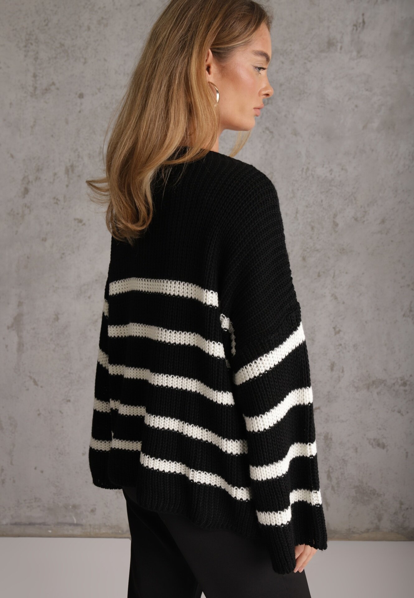 new collection Pulover Negru din Tricotaj în Dungi cu Mâneci Ample Gotara