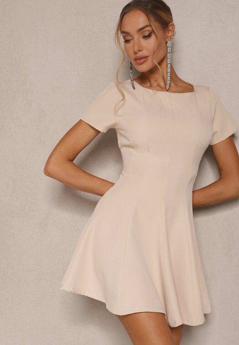 new collection Rochie bej evazată cu mânecă scurtă decorată cu cusături Mepiza