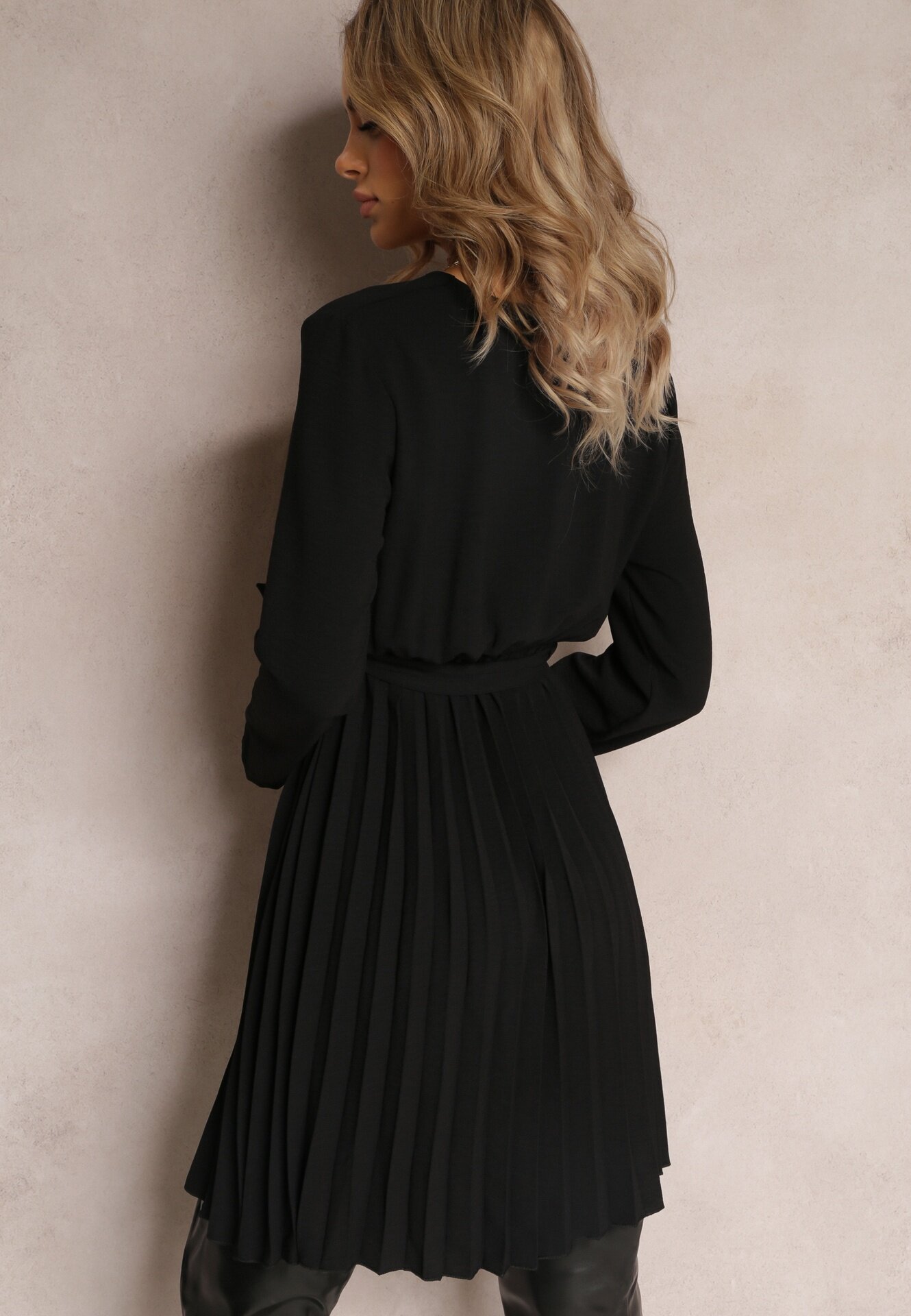 new collection Rochie Neagră Plisată cu curea din material Jaresa