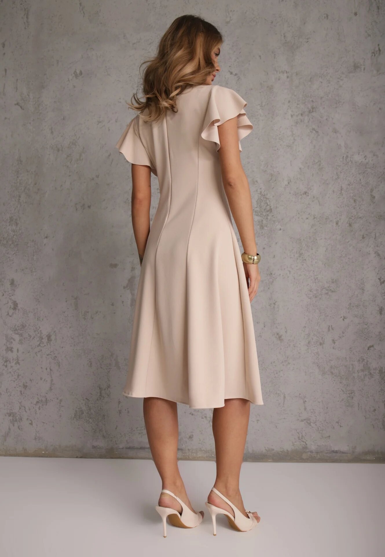 new collection Rochie petrecută bej cu tiv evazat și legătură decorativă Dannola