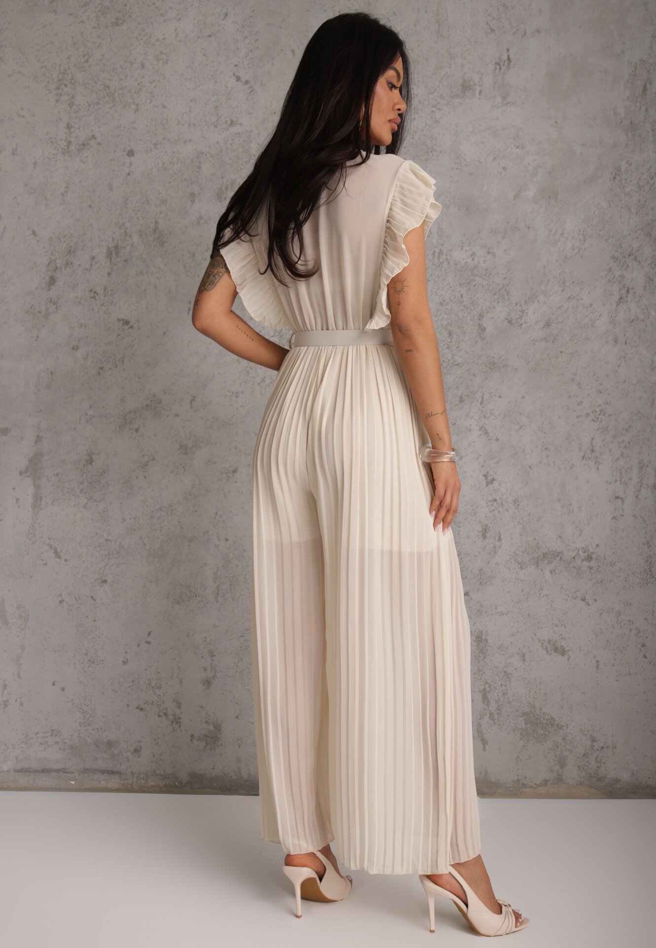 new collection Salopetă plisată bej cu volane și pantaloni largi Jarina