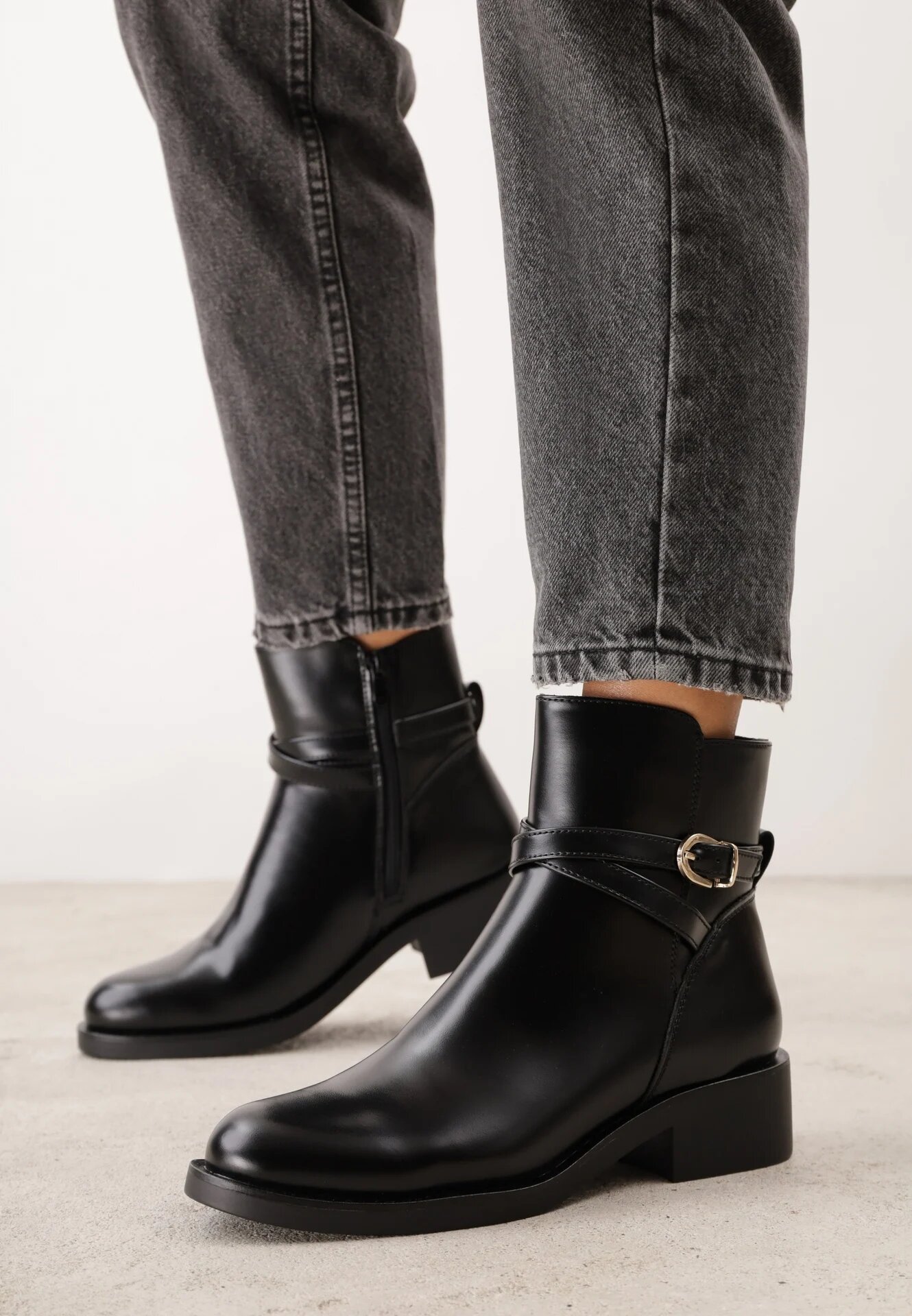 orena paris Botine cu toc plat decorate cu o baretuță elegantă cu cataramă Ramhei Negre