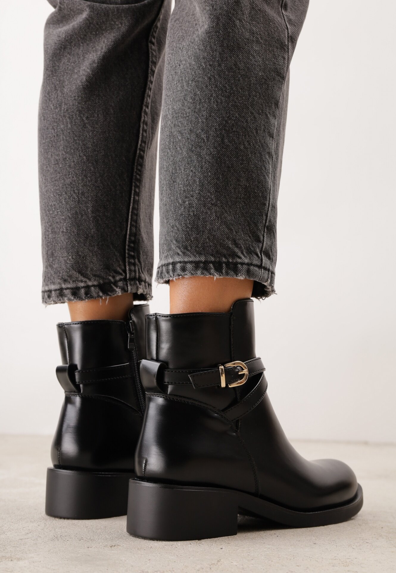 orena paris Botine cu toc plat decorate cu o baretuță elegantă cu cataramă Ramhei Negre