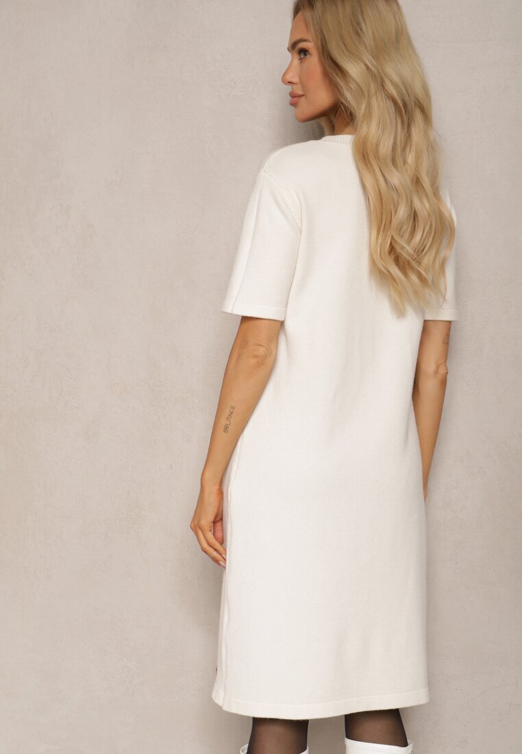 palma Rochie Albă Stil Tricou din Tricot de Viscoză cu Nasturi Decorativi Narossa