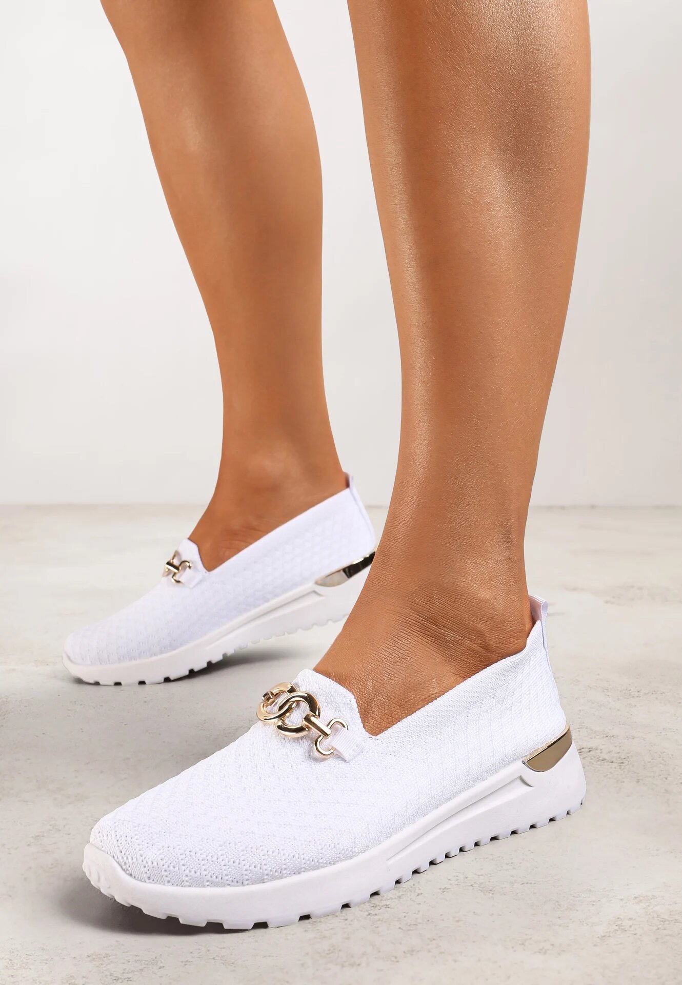  Pantofi Albi slip-on în stil teniși decorați cu cataramă Wiatalia