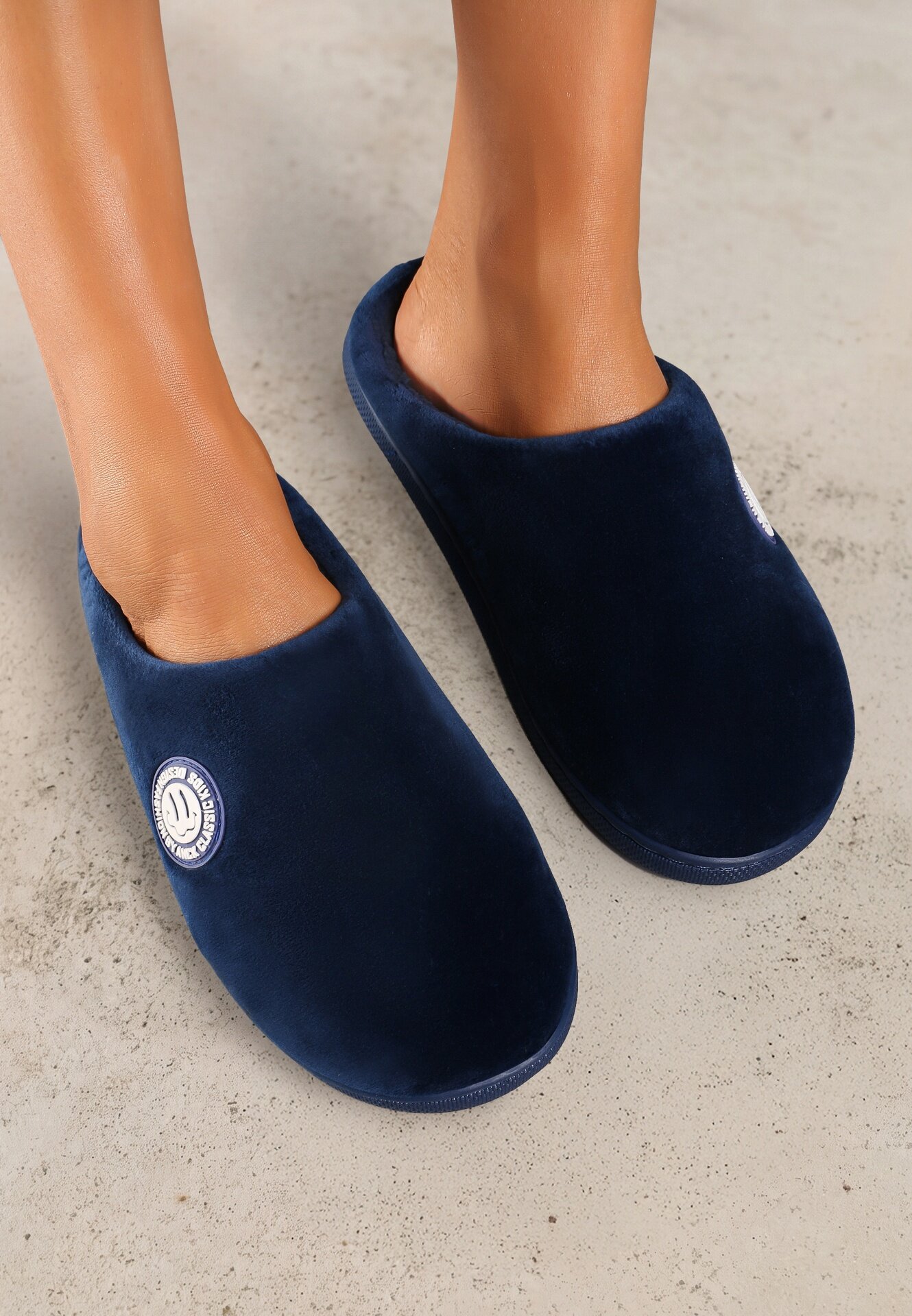  Papuci bleumarin pe talpă plată decorate cu blană în stil de miel Mairelle