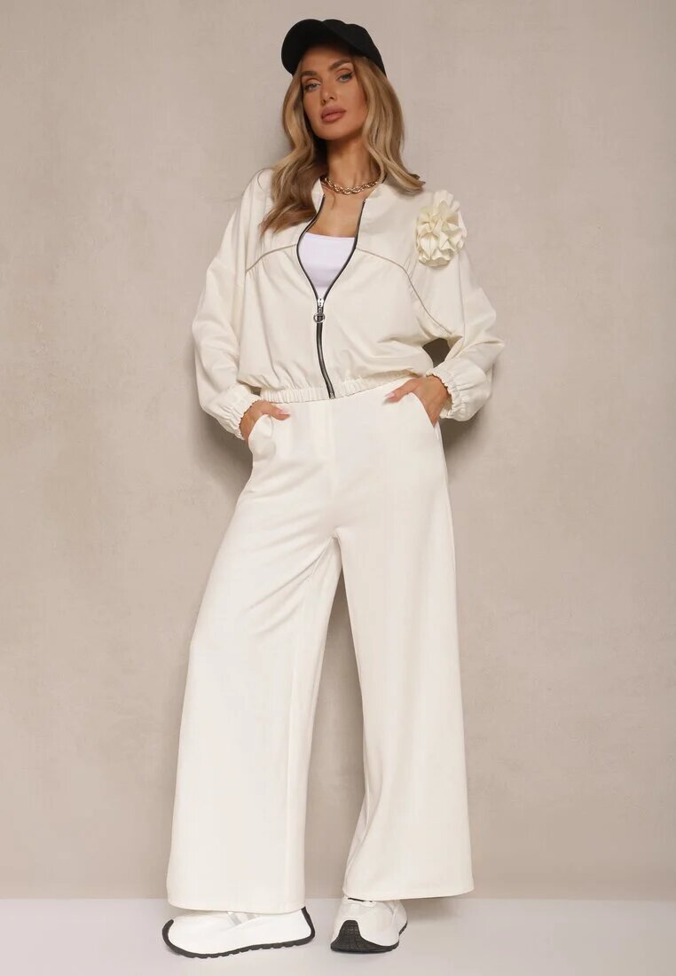 pretty Set de trening Bej deschis cu Viscoză Pantaloni cu croială largă și Bluză cu Broșă Redaella